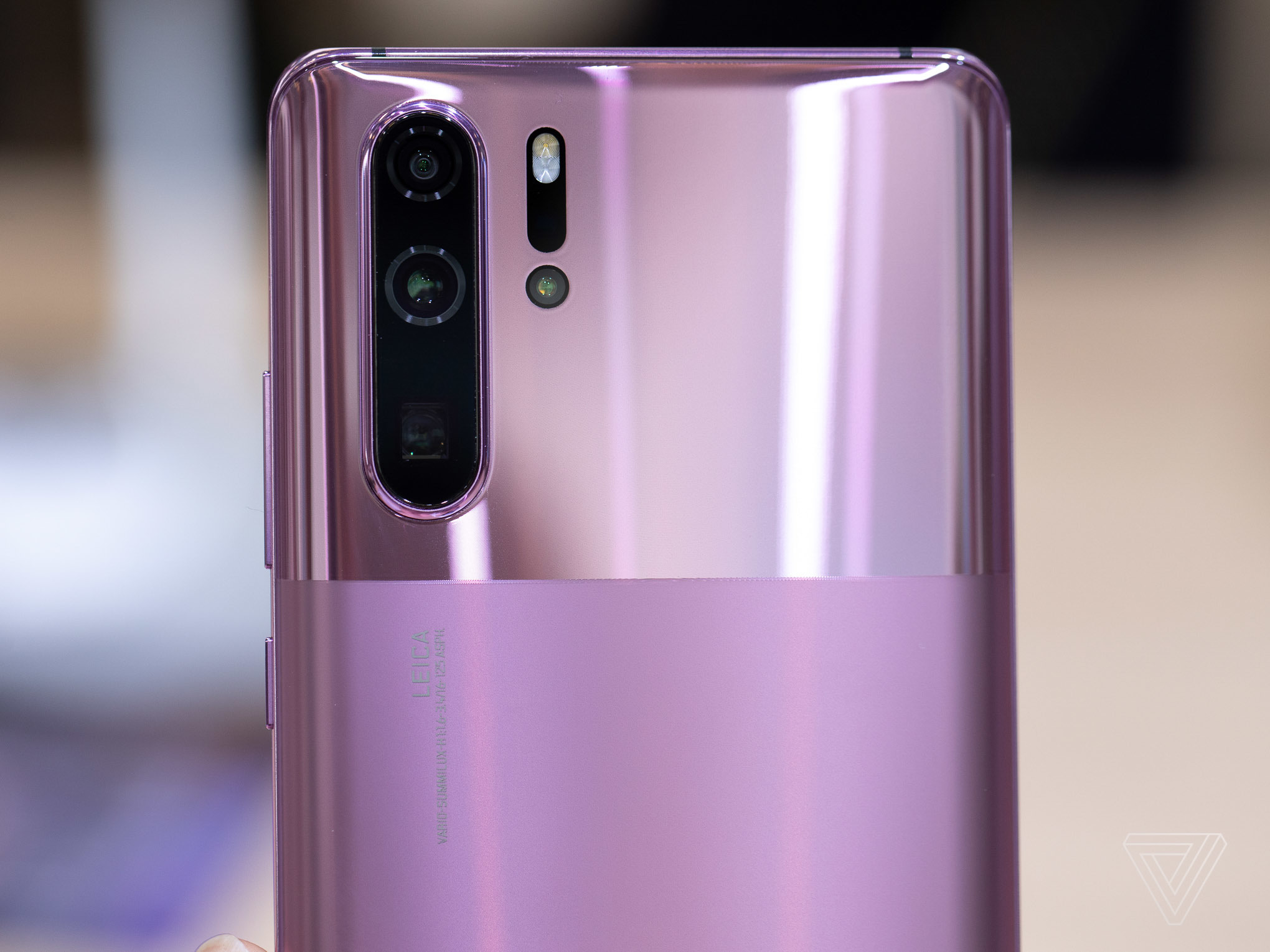 Huawei 'lách luật' với phiên bản P30 Pro mặt lưng nhám và bóng chạy Android 10