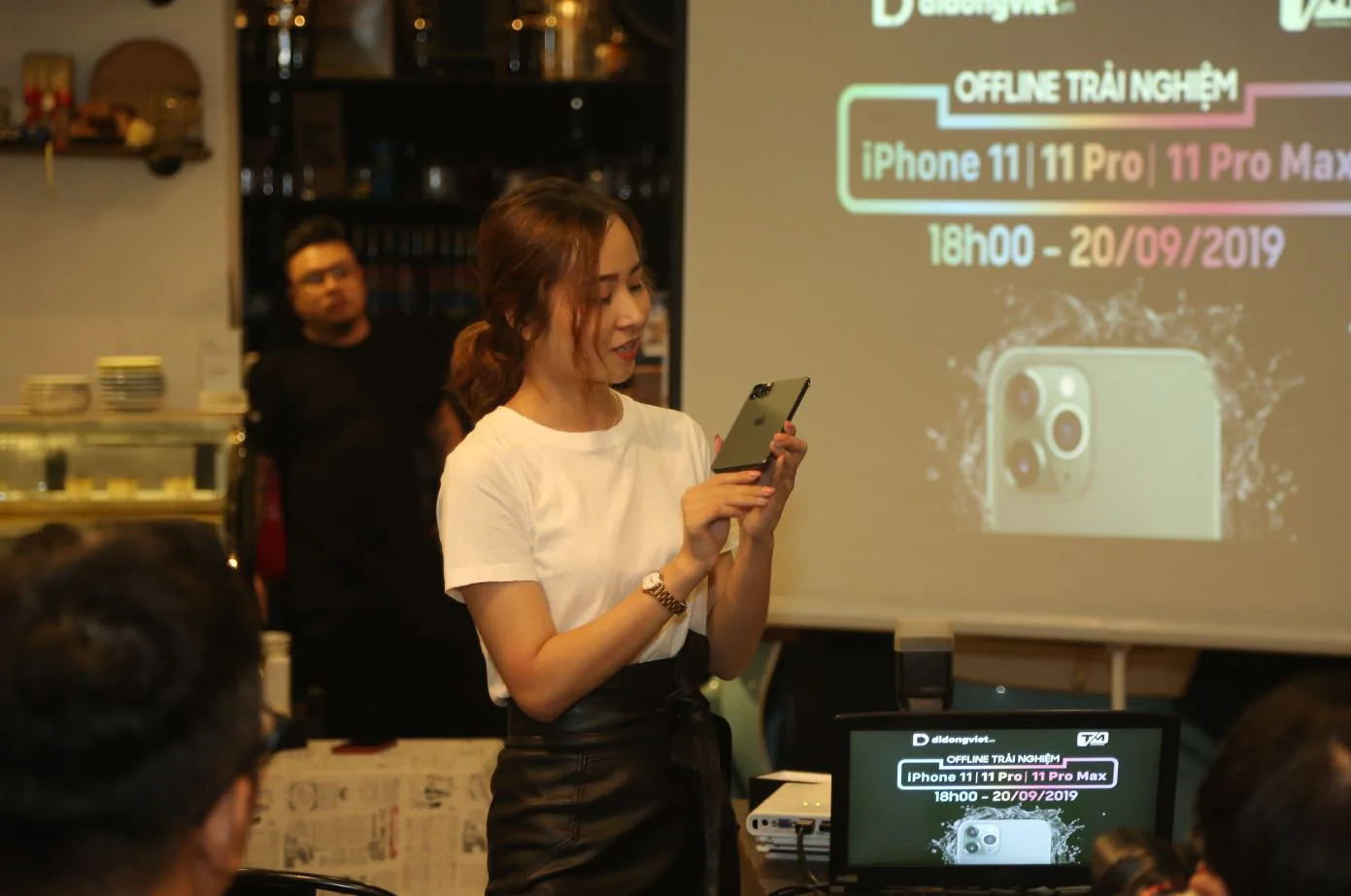 Người dùng Việt trải nghiệm trực tiếp những chiếc iPhone 11 đầu tiên cùng Di Động Việt
