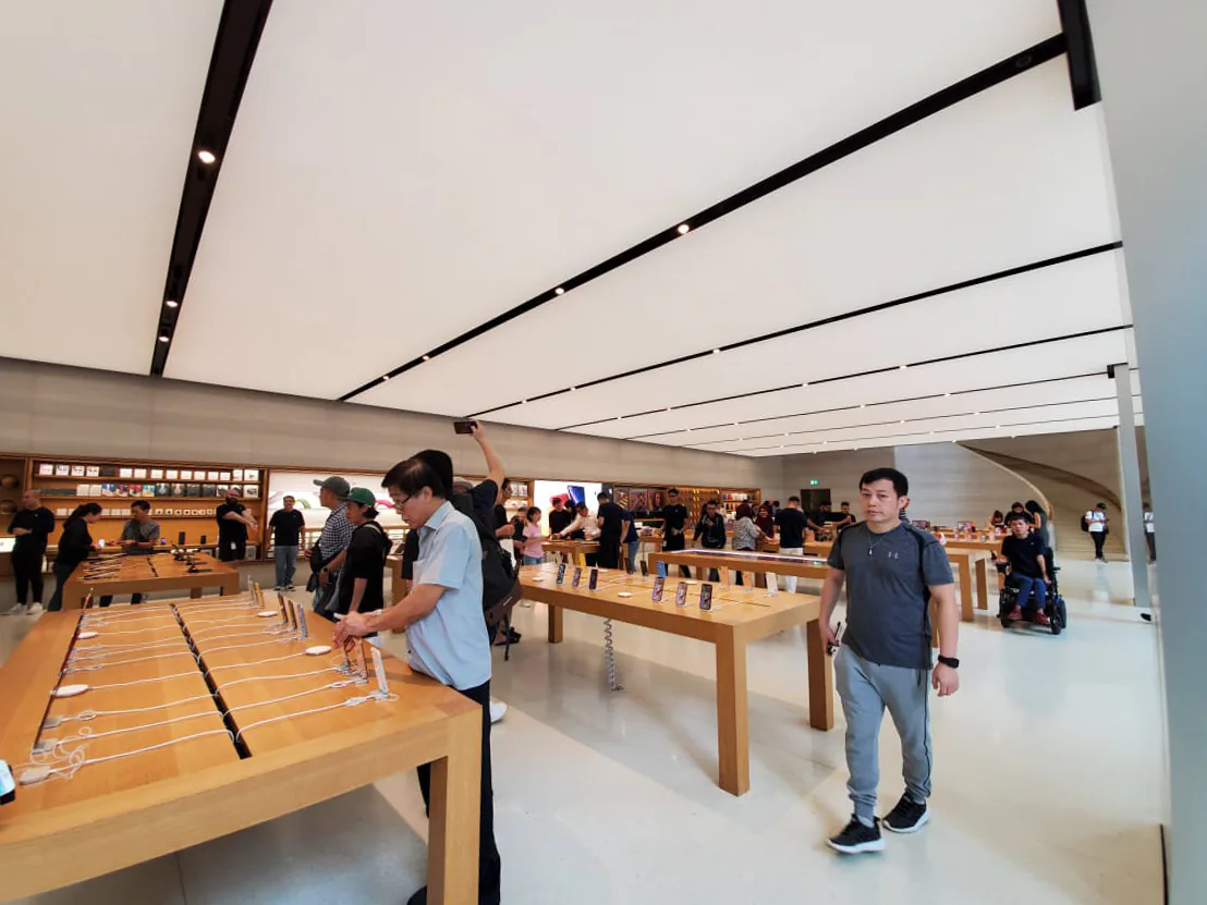 Hàng trăm người Việt đã xếp hàng chờ mua iPhone 11 tại Singapore trước ngày mở bán