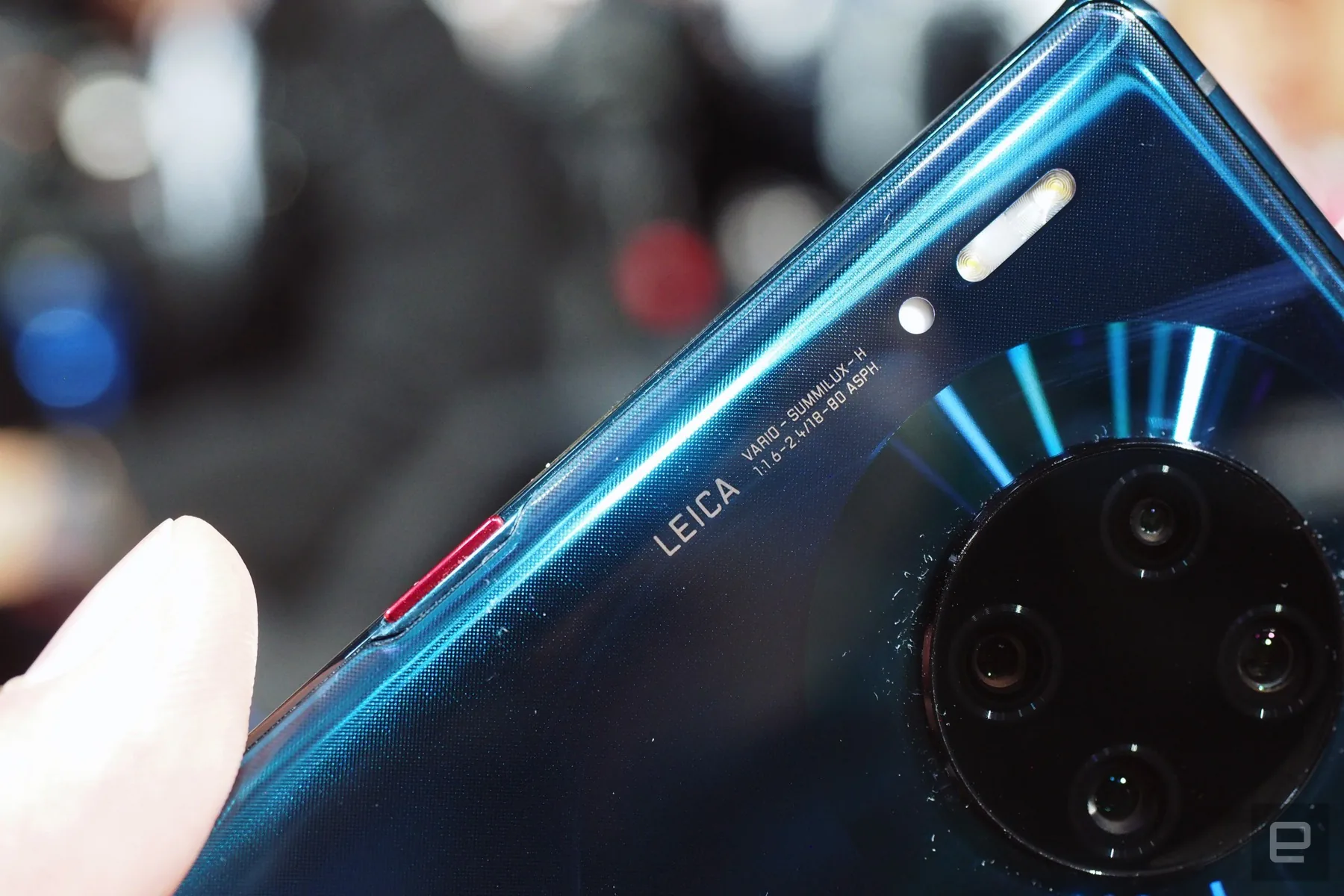 Huawei ra mắt Mate 30 và Mate 30 Pro: màn hình viền cong, tai thỏ giống Apple, cụm camera sau Halo Ring và dùng Android 10 mã nguồn mở