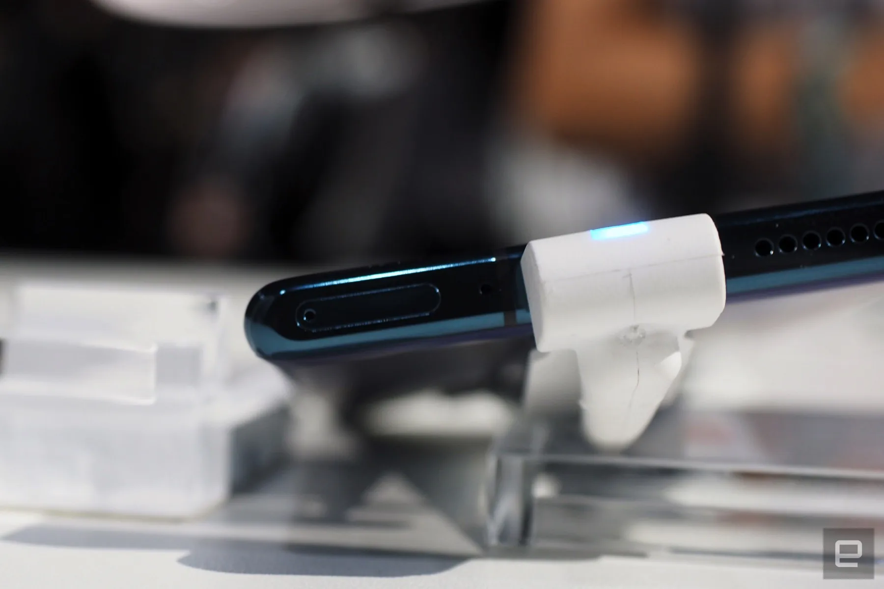 Huawei ra mắt Mate 30 và Mate 30 Pro: màn hình viền cong, tai thỏ giống Apple, cụm camera sau Halo Ring và dùng Android 10 mã nguồn mở
