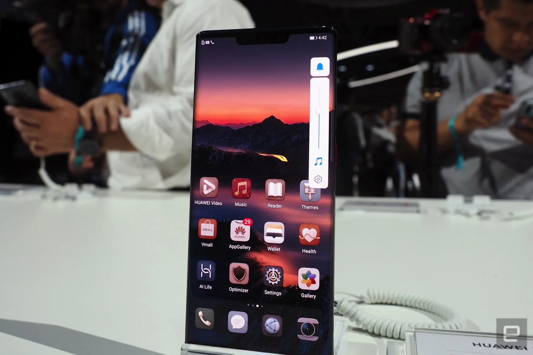 Huawei ra mắt Mate 30 và Mate 30 Pro: màn hình viền cong, tai thỏ giống Apple, cụm camera sau Halo Ring và dùng Android 10 mã nguồn mở