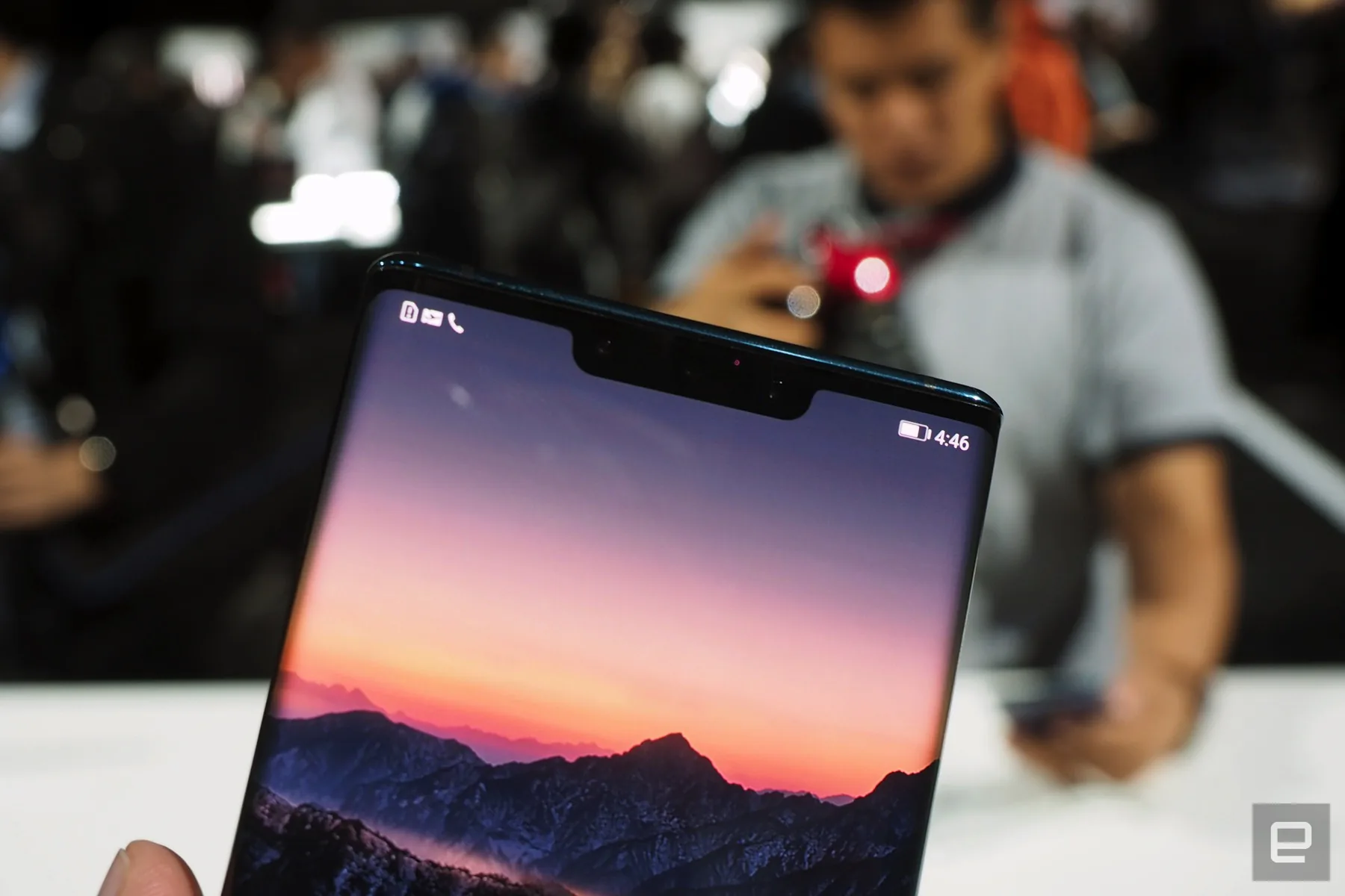 Huawei ra mắt Mate 30 và Mate 30 Pro: màn hình viền cong, tai thỏ giống Apple, cụm camera sau Halo Ring và dùng Android 10 mã nguồn mở