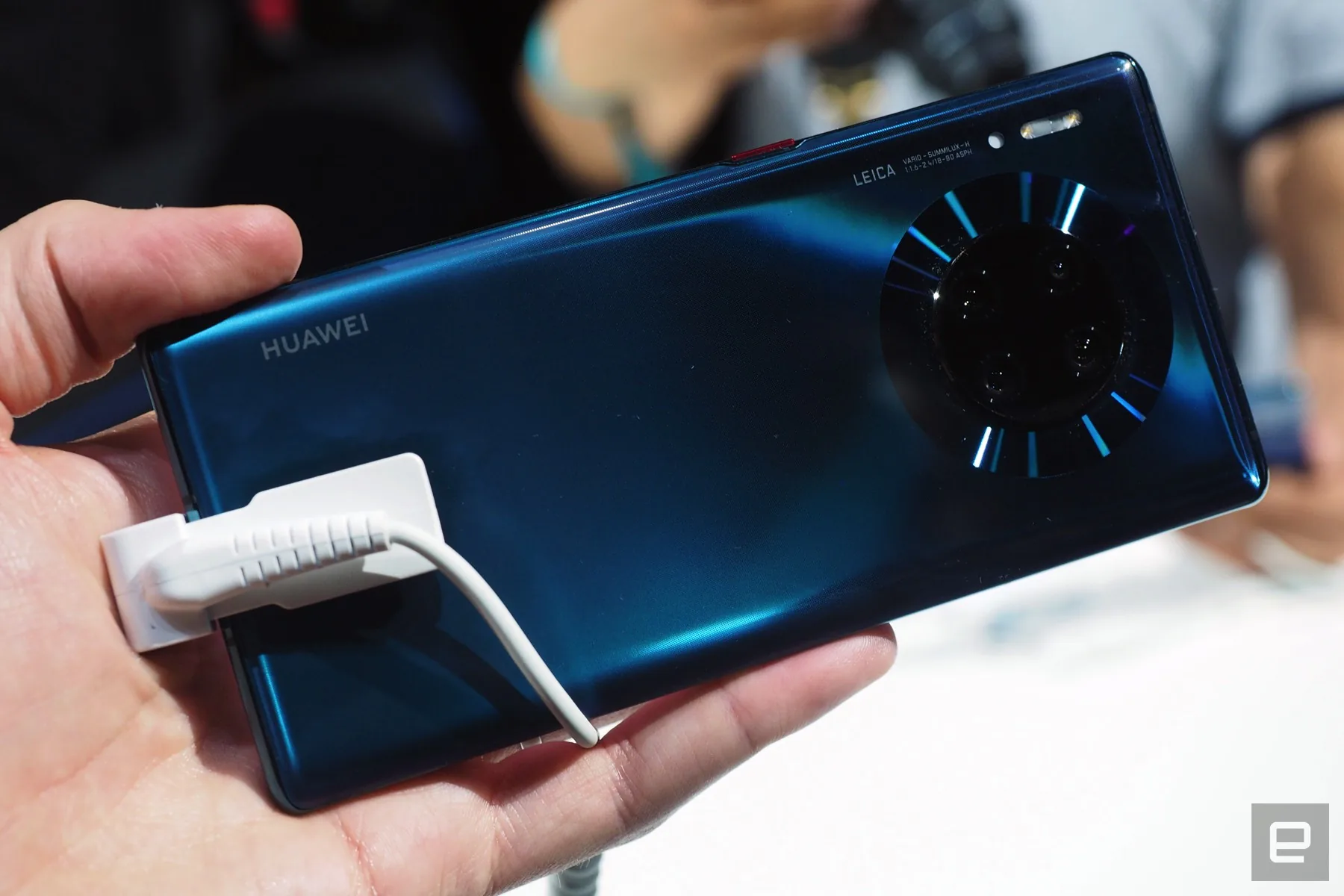 Huawei ra mắt Mate 30 và Mate 30 Pro: màn hình viền cong, tai thỏ giống Apple, cụm camera sau Halo Ring và dùng Android 10 mã nguồn mở
