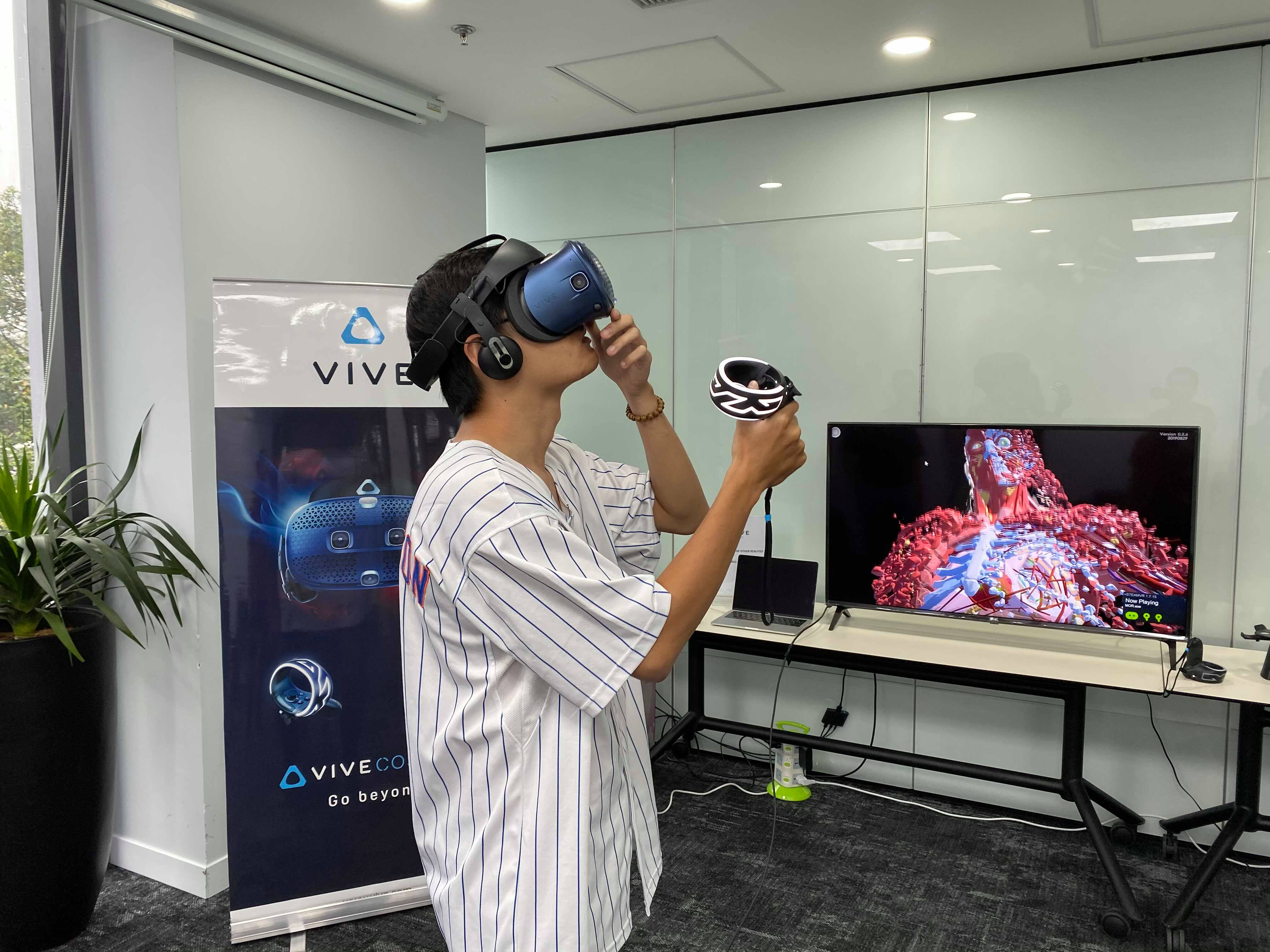HTC Vive ra mắt kính thực tế ảo mới Vive Cosmos
