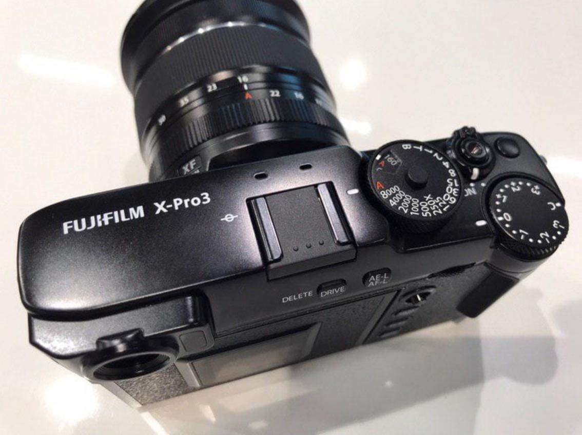 Lộ diện ảnh trên tay máy ảnh Fujifilm X-Pro3 với kiểu dáng máy film