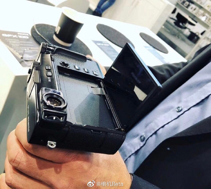 Lộ diện ảnh trên tay máy ảnh Fujifilm X-Pro3 với kiểu dáng máy film
