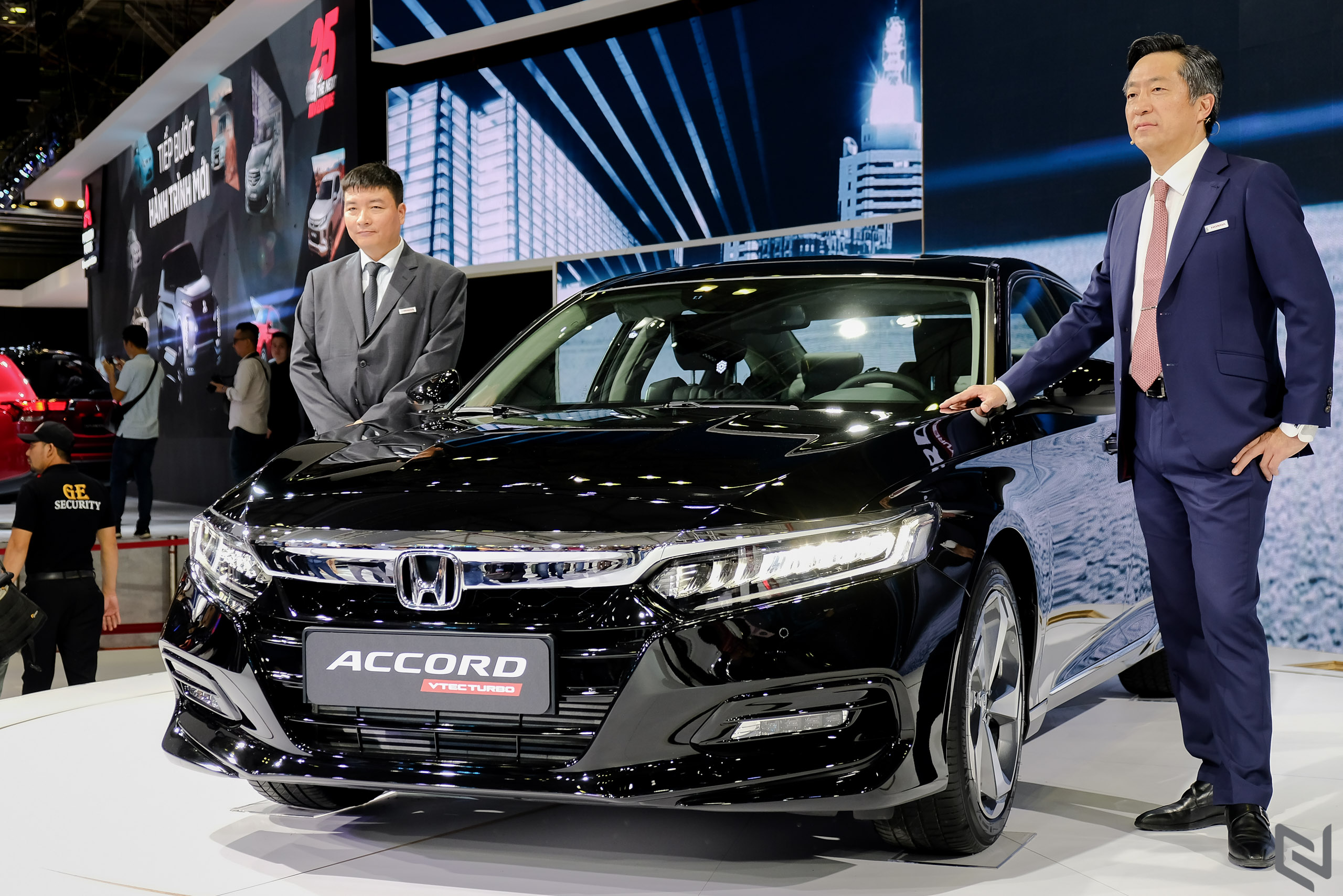 Dạo quanh gian hàng “Tăng tốc cùng Ước mơ” của Honda với Accord 2019, CR-V, HR-V,...