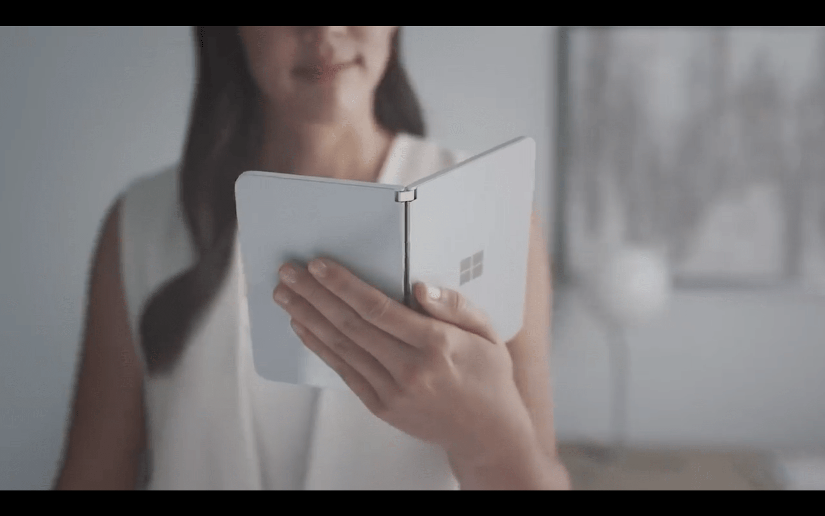 Microsoft ra mắt điện thoại gập Surface Duo, đối thủ nặng ký của Samsung và Huawei