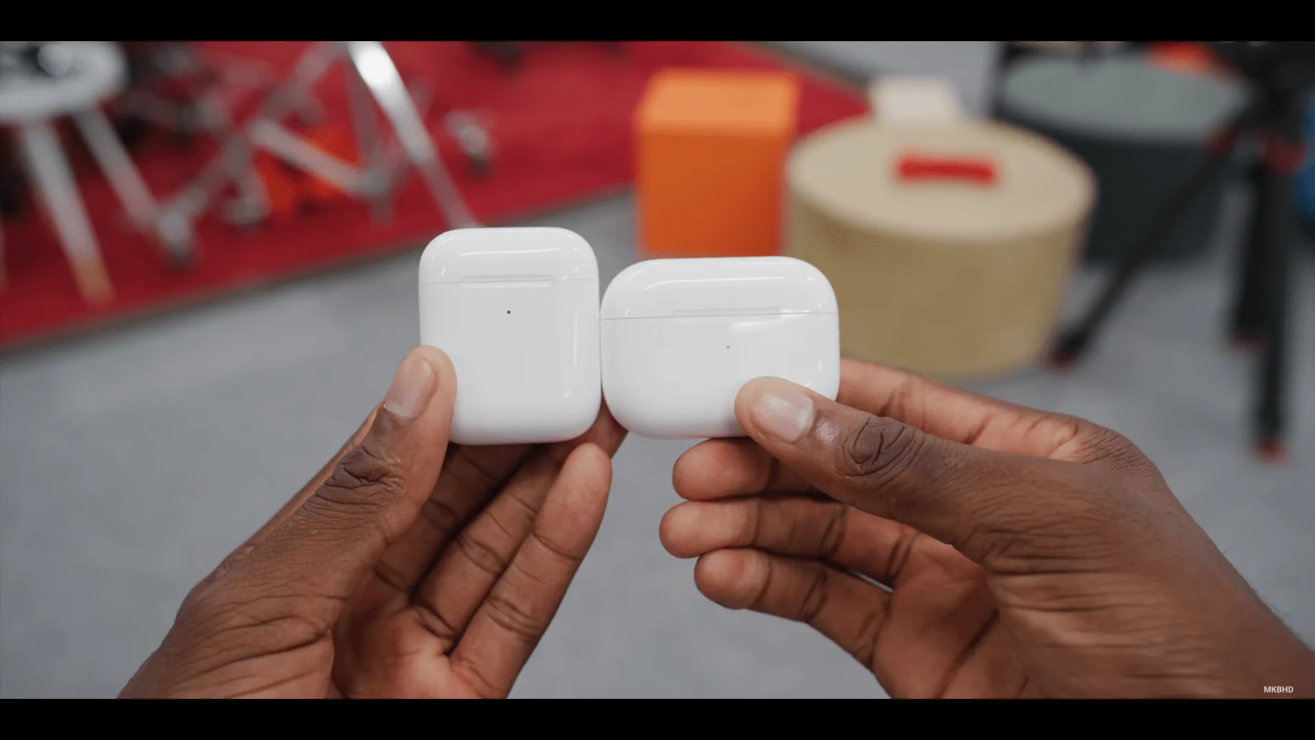 Mở hộp AirPods Pro cùng MKBHD, trông kỳ lạ nhưng lại gọn gàng và hợp lý