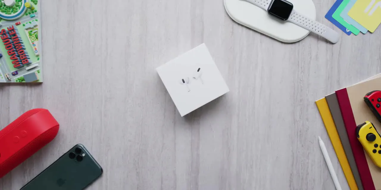 Mở hộp AirPods Pro cùng MKBHD, trông kỳ lạ nhưng lại gọn gàng và hợp lý