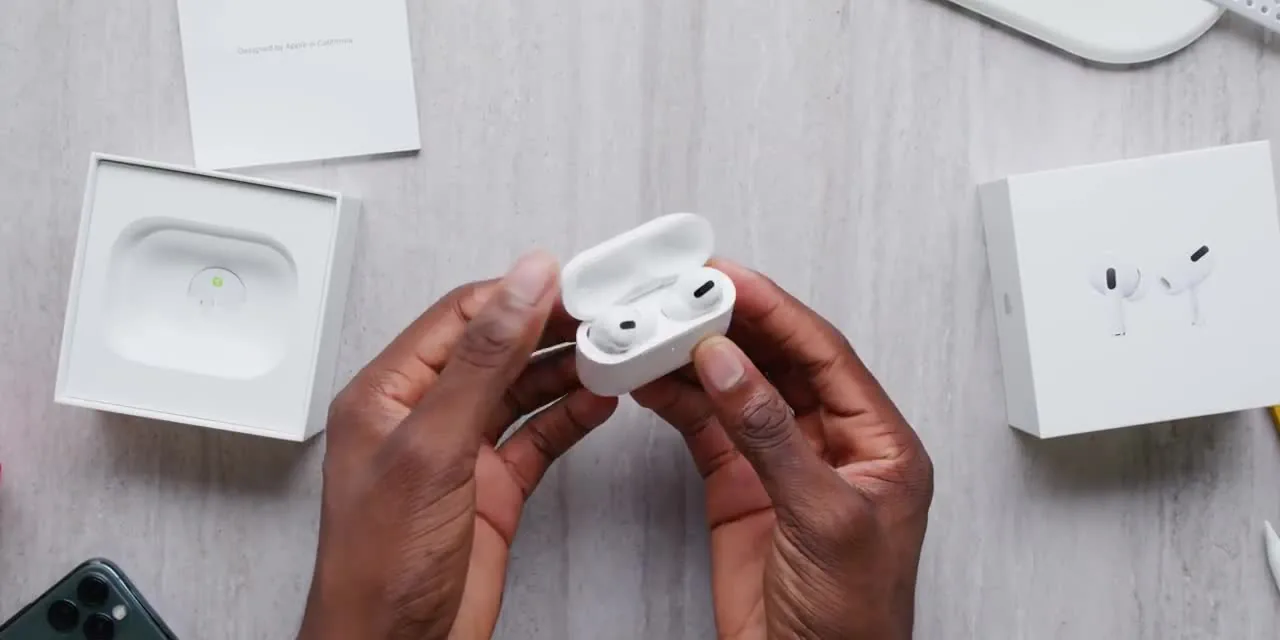 Mở hộp AirPods Pro cùng MKBHD, trông kỳ lạ nhưng lại gọn gàng và hợp lý