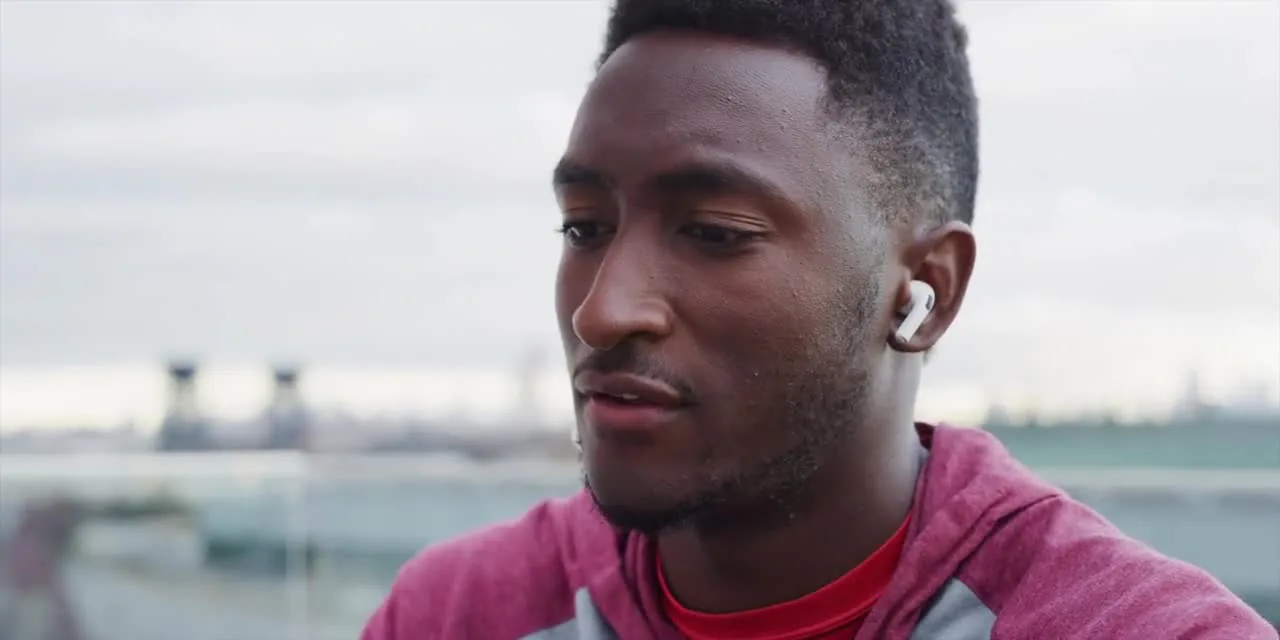 Mở hộp AirPods Pro cùng MKBHD, trông kỳ lạ nhưng lại gọn gàng và hợp lý