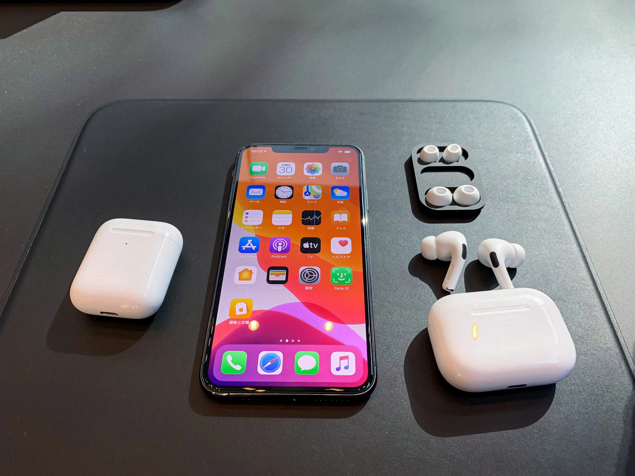 Các cửa hàng Apple chào đón và mở bán AirPods Pro với những bức ảnh sống động trên cửa kính