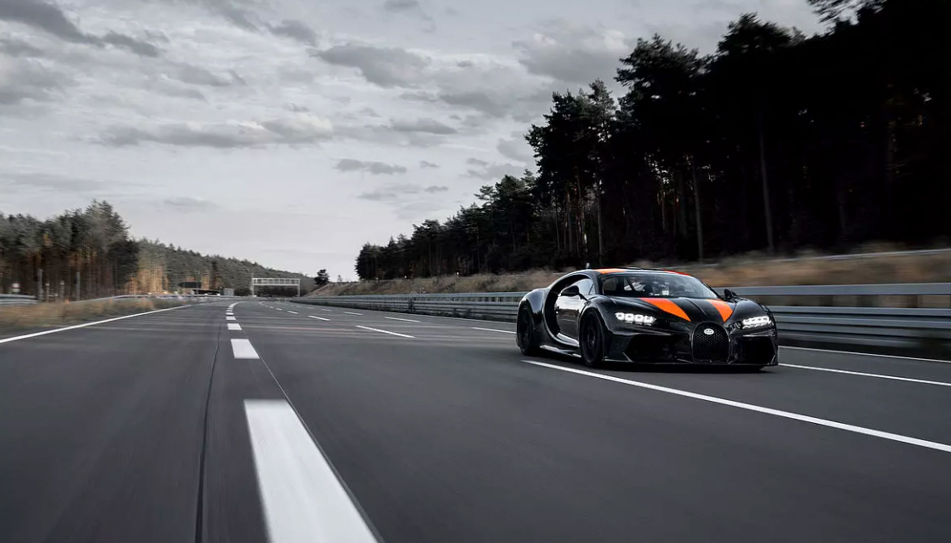 Hé lộ lý do giúp siêu xe Bugatti Chiron phá vỡ kỉ lục vận tốc 490 km/h