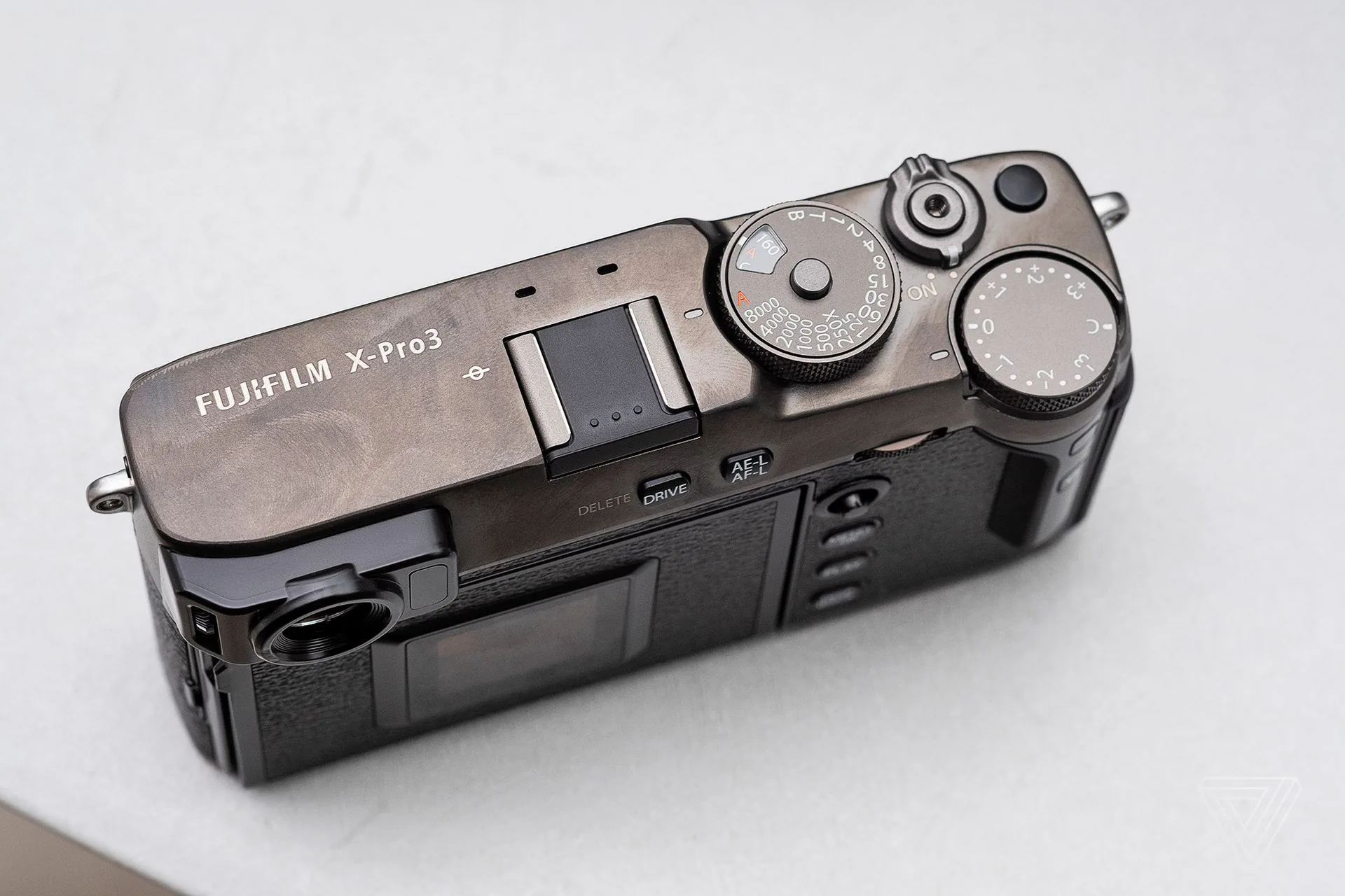 Fujifilm ra mắt X-Pro3: Mang ý tưởng analog vào máy ảnh kĩ thuật số