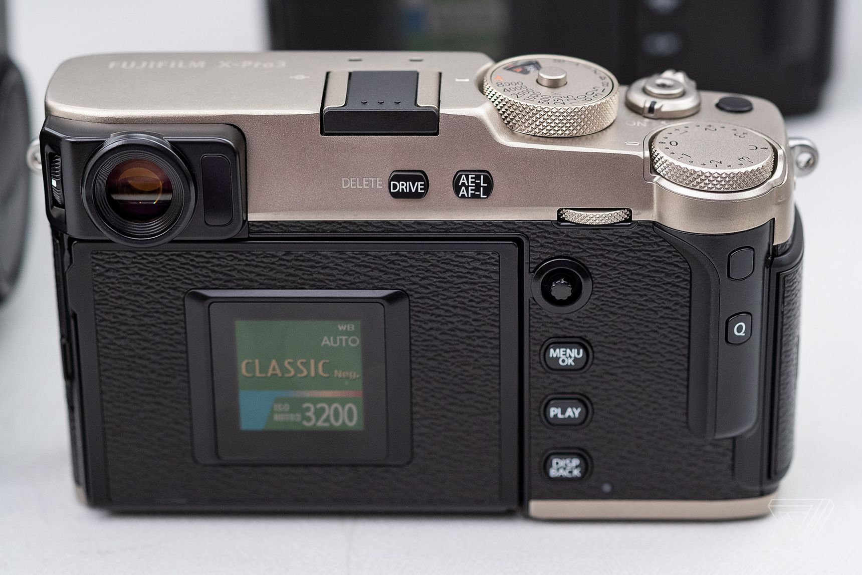 Fujifilm ra mắt X-Pro3: Mang ý tưởng analog vào máy ảnh kĩ thuật số