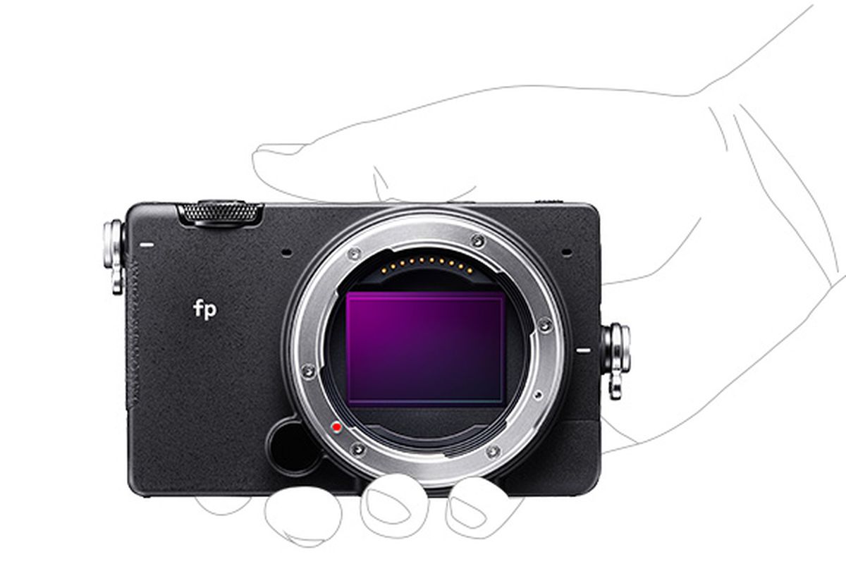Máy ảnh mirrorless full-frame Sigma fp nhỏ xíu đã cho phép đặt trước với giá 1000 USD