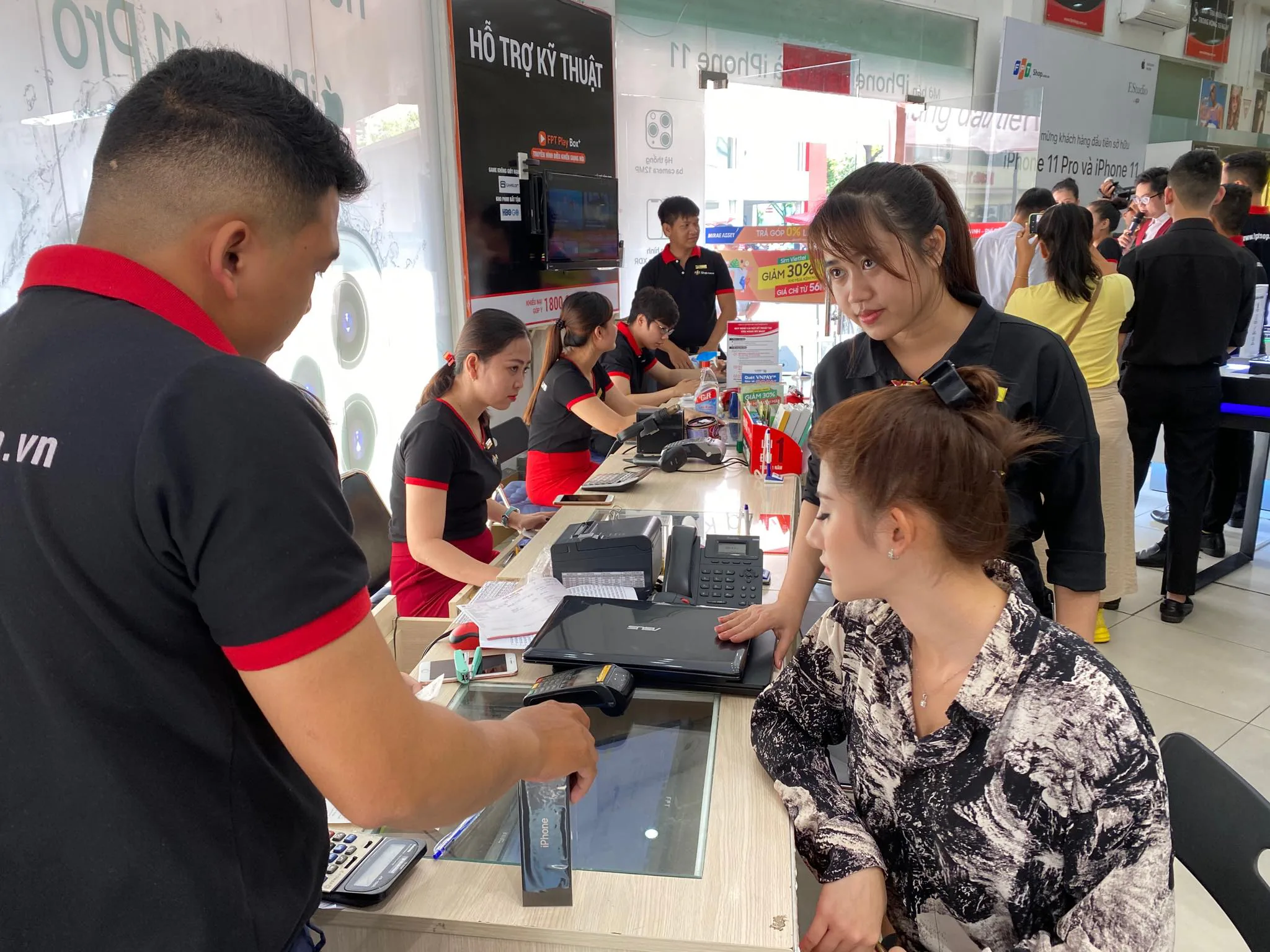 FPT Shop lên kệ bộ 3 iPhone 11 với chương trình Thu cũ đổi mới, trả góp từ 980,000 đồng/tháng