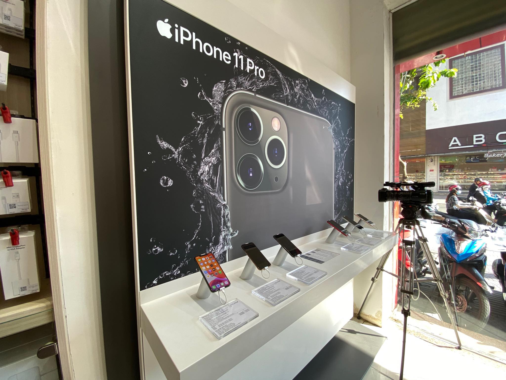 FPT Shop lên kệ bộ 3 iPhone 11 với chương trình Thu cũ đổi mới, trả góp từ 980,000 đồng/tháng