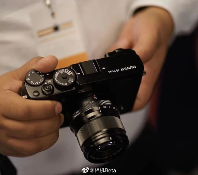 Lộ diện ảnh trên tay máy ảnh Fujifilm X-Pro3 với kiểu dáng máy film