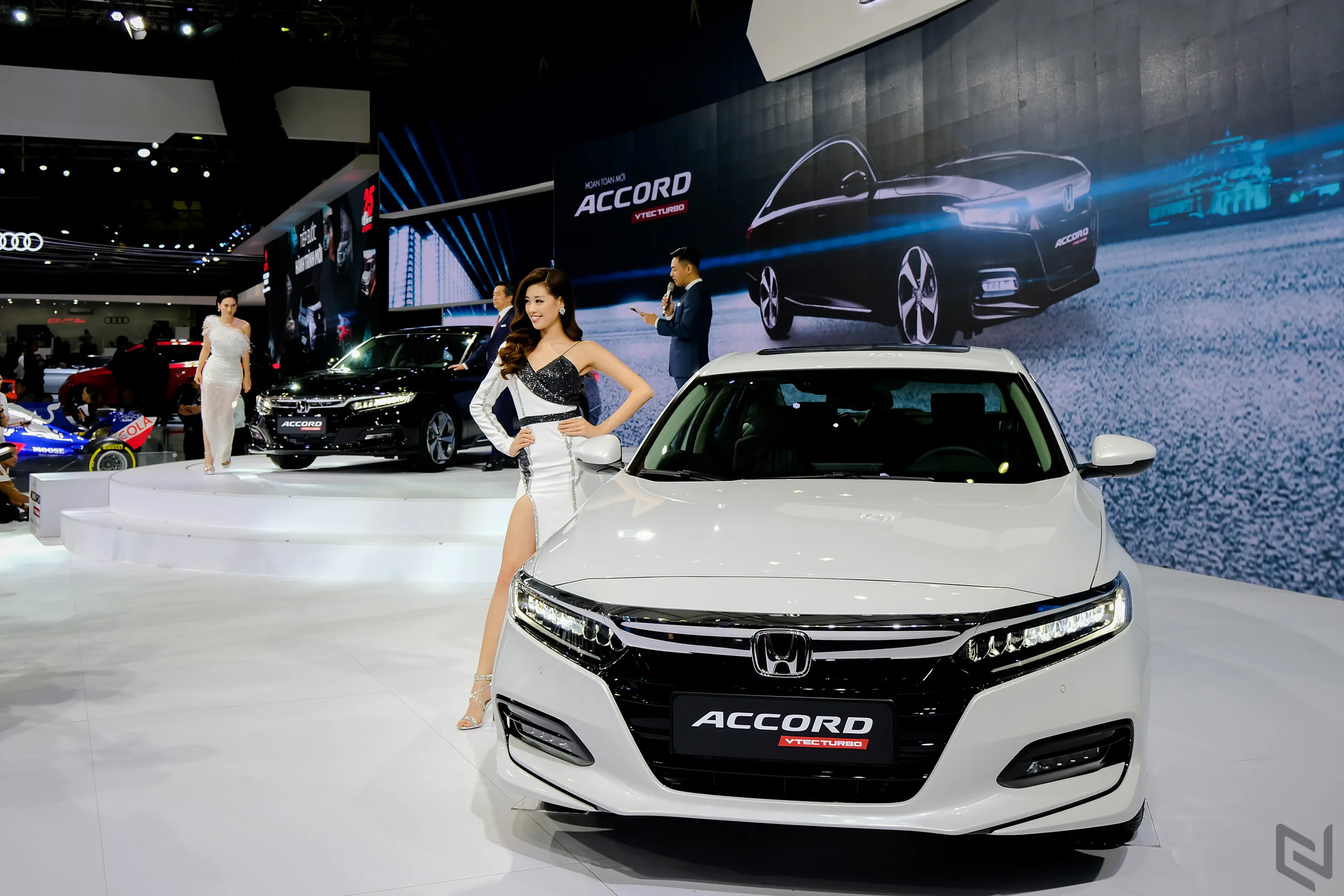 Dạo quanh gian hàng “Tăng tốc cùng Ước mơ” của Honda với Accord 2019, CR-V, HR-V,...