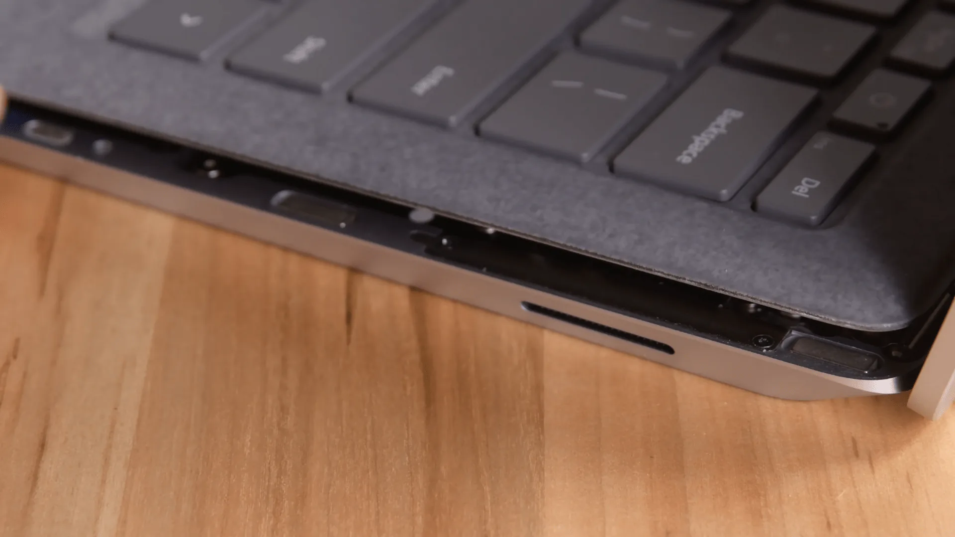 Microsoft sử dụng nam châm để Surface Laptop 3 dễ sửa hơn