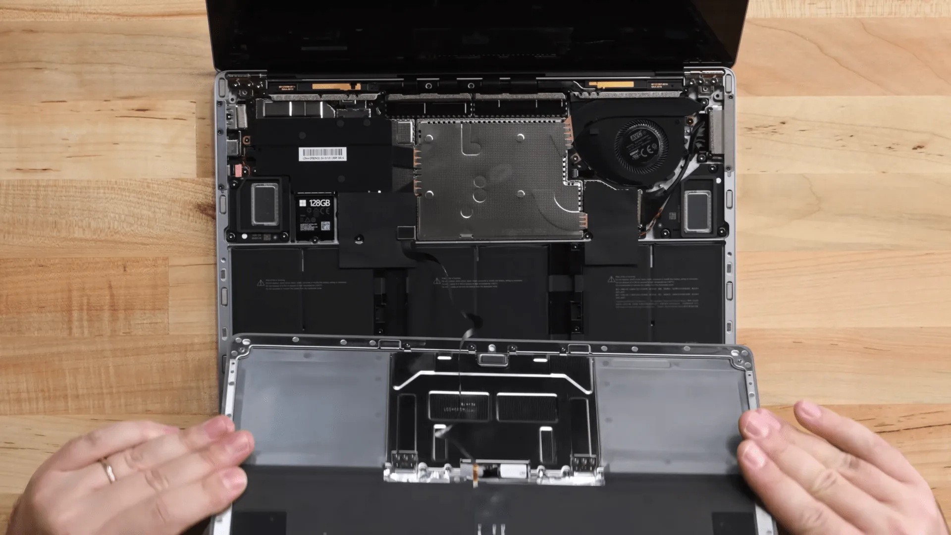 Microsoft sử dụng nam châm để Surface Laptop 3 dễ sửa hơn