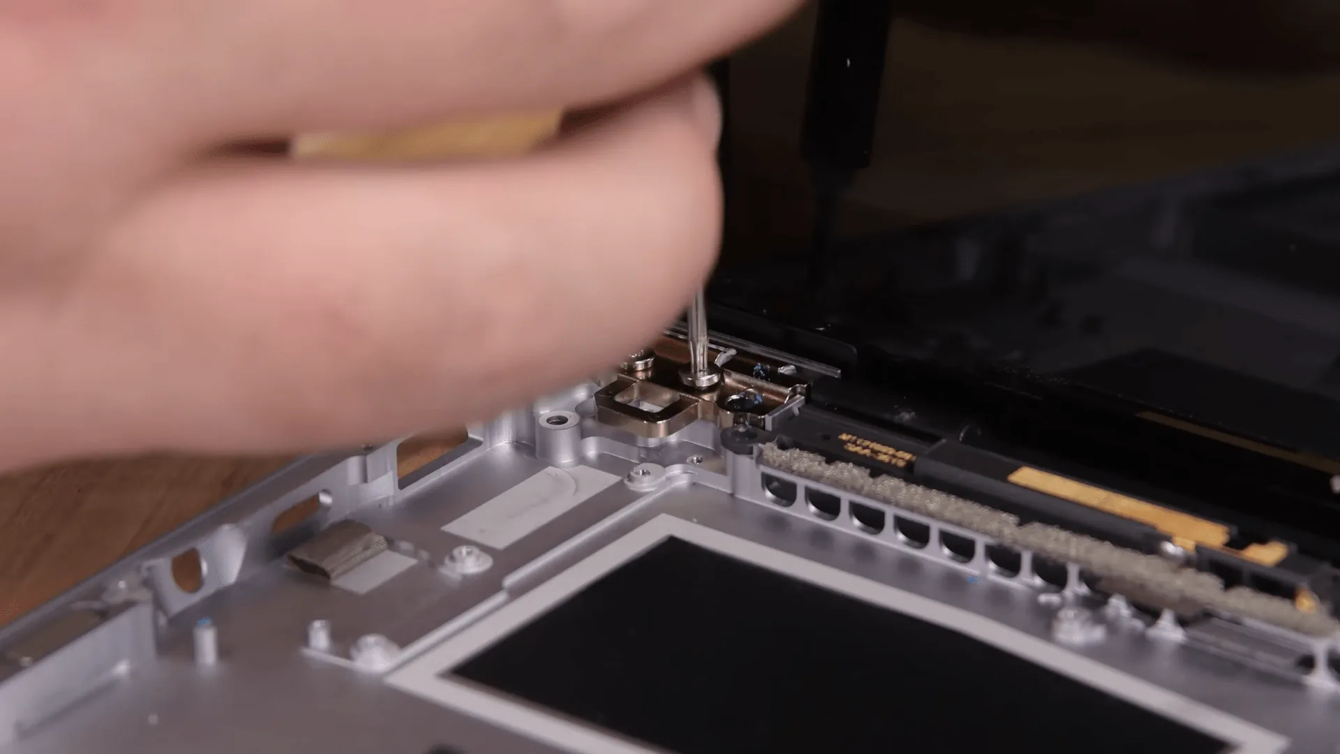 Microsoft sử dụng nam châm để Surface Laptop 3 dễ sửa hơn