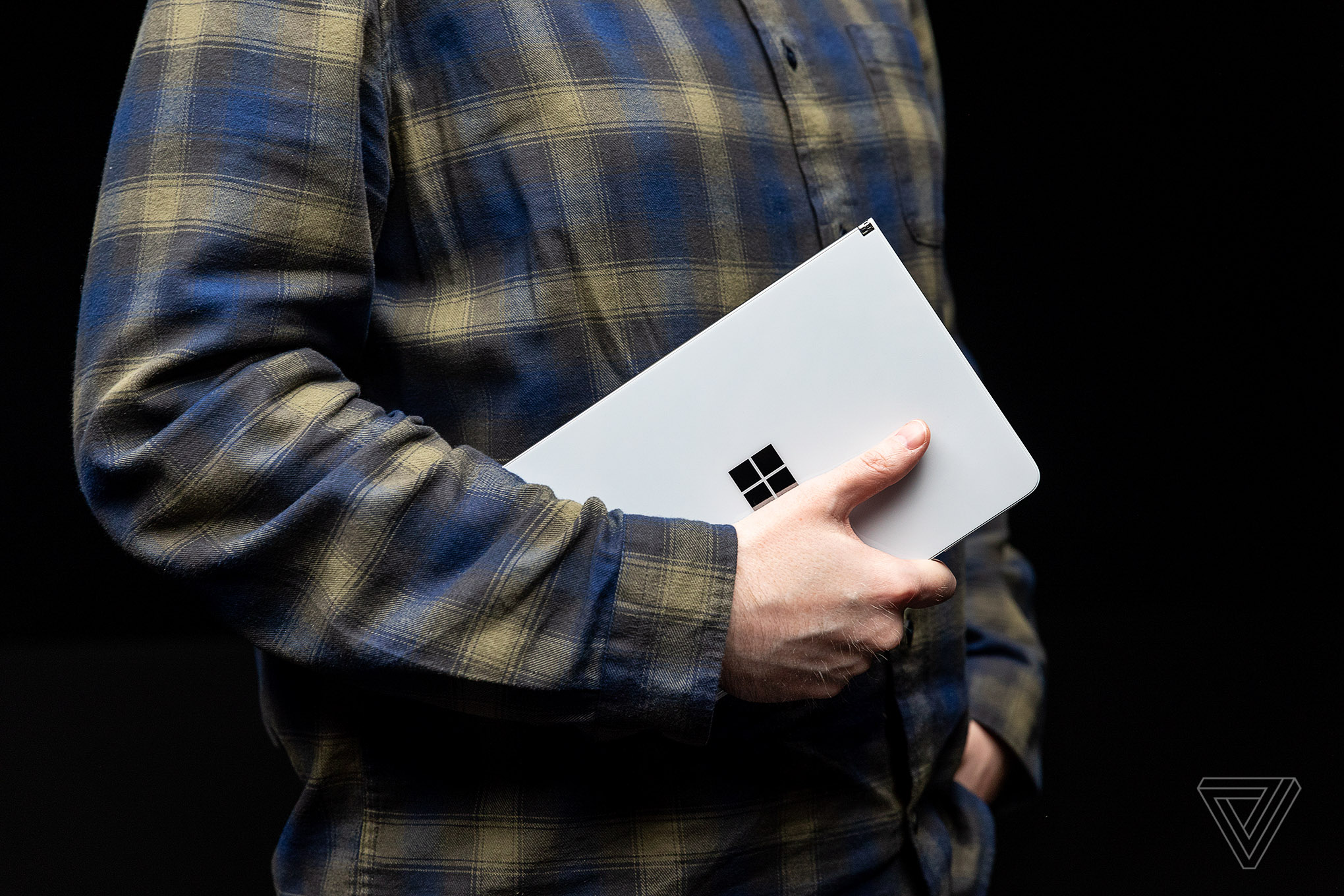 Trên tay Surface Neo với Windows 10X: Tương lai của thiết bị hai màn hình