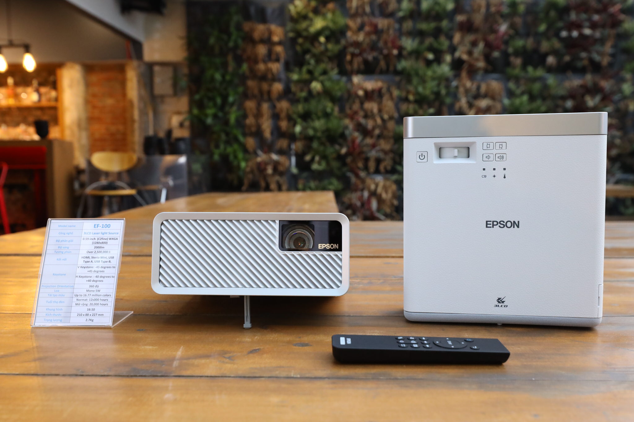 Epson ra mắt máy chiếu laser 3LCD nhỏ nhất thế giới EF-100, nâng tầm trải nghiệm giải trí tại gia