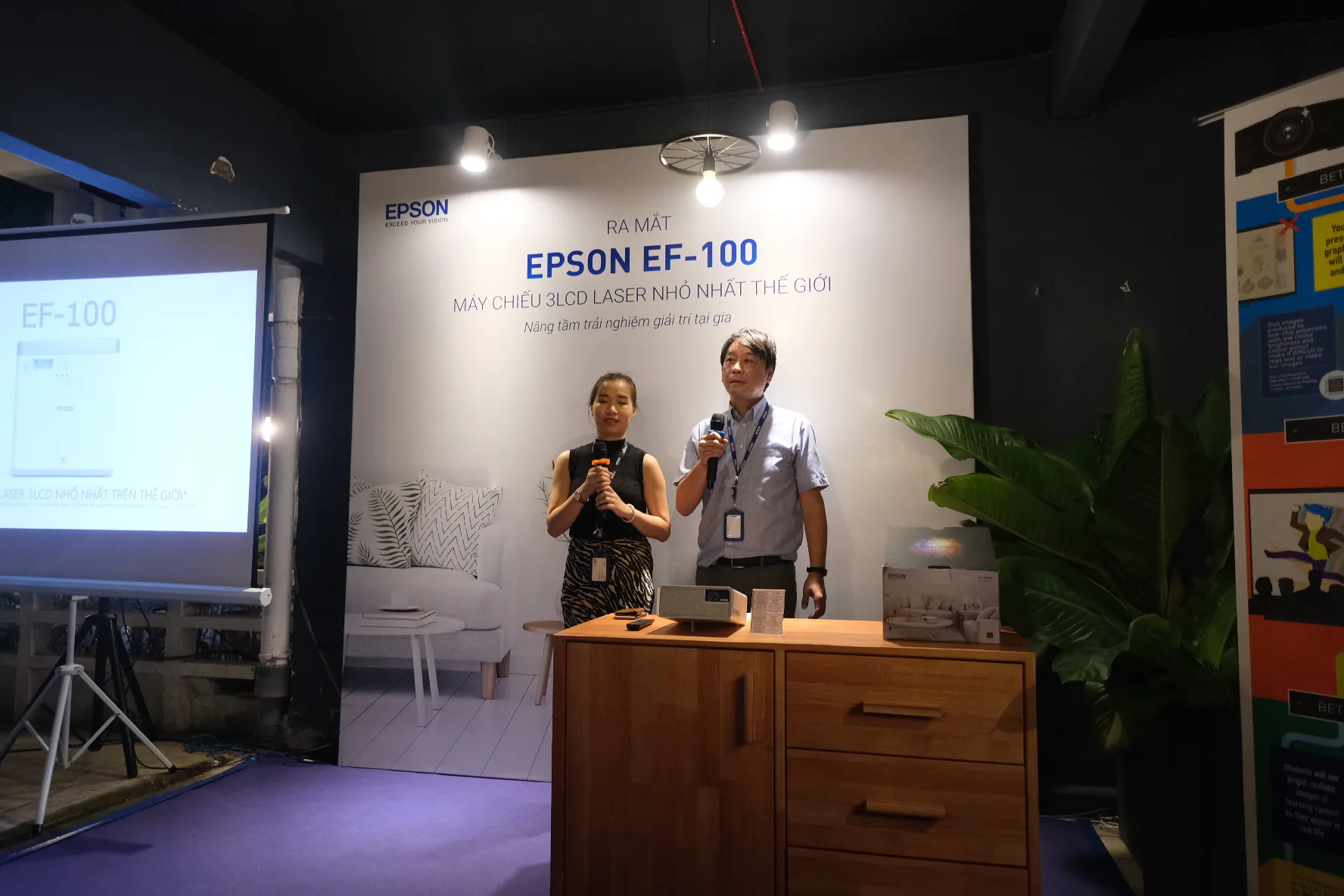 Epson ra mắt máy chiếu laser 3LCD nhỏ nhất thế giới EF-100, nâng tầm trải nghiệm giải trí tại gia