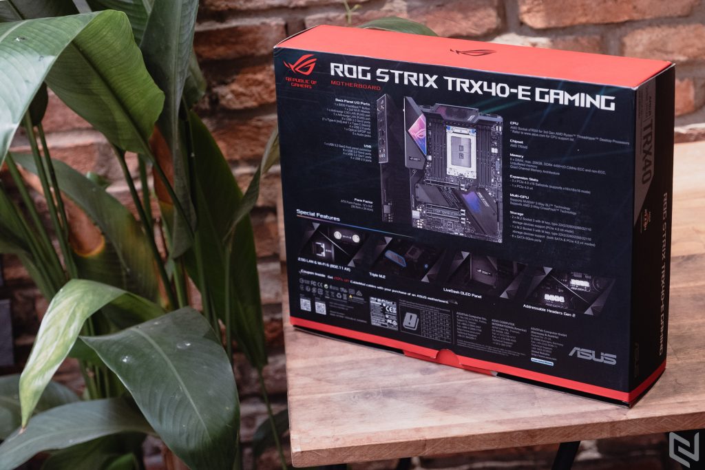 Mở hộp mainboard ROG Strix TRX40-E Gaming: Thiết kế cực ngầu, màn hình OLED tuỳ biến cực chất