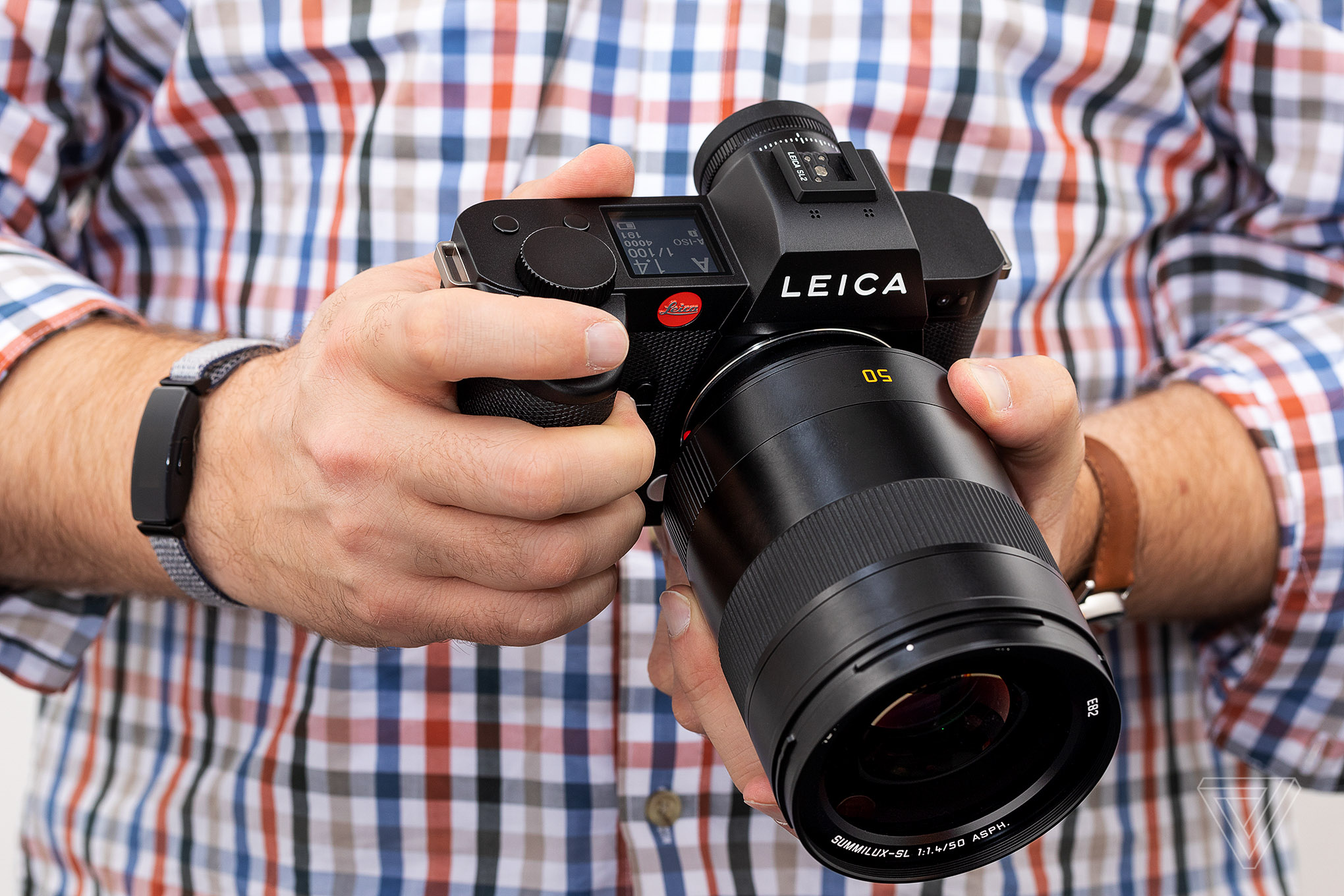 Leica ra mắt mirrorless full-frame SL2, trang bị màn hình cảm ứng có độ phân giải cao hơn thế hệ đầu