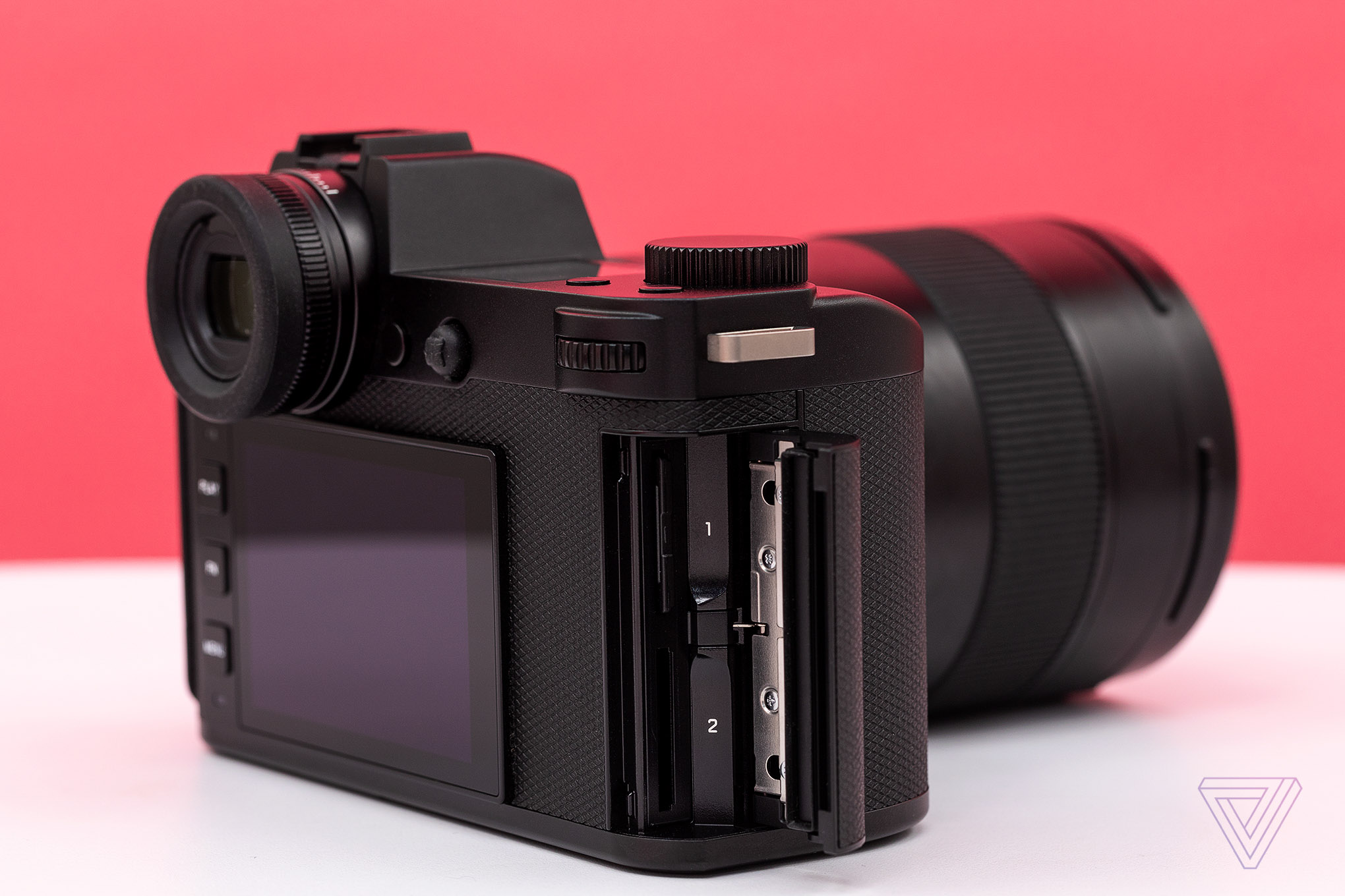 Leica ra mắt mirrorless full-frame SL2, trang bị màn hình cảm ứng có độ phân giải cao hơn thế hệ đầu