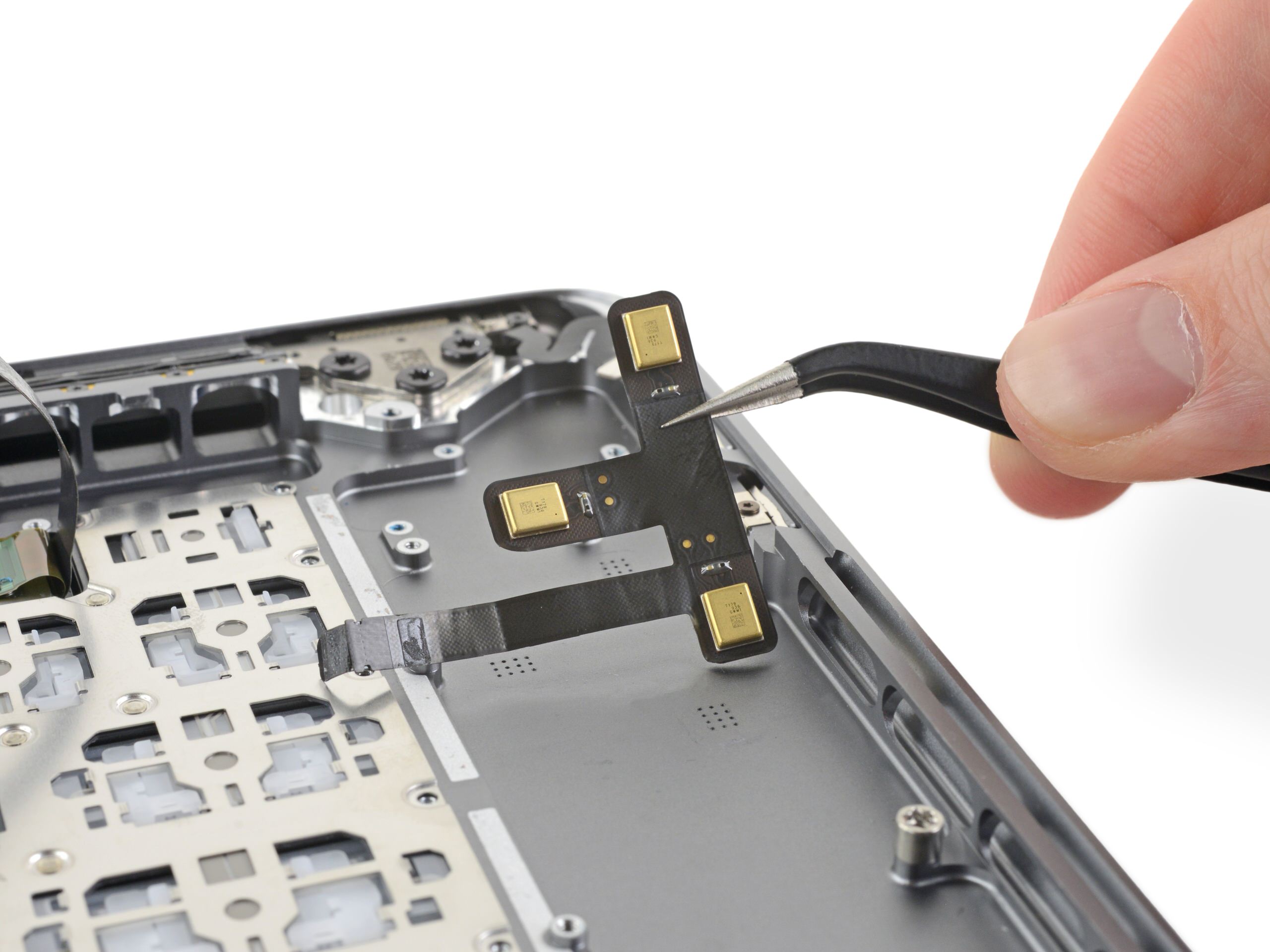 Tháo tung MacBook Pro 16-inch cùng iFixit: Pin lớn hơn, loa lớn hơn, không thể nâng cấp cấu hình bổ sung