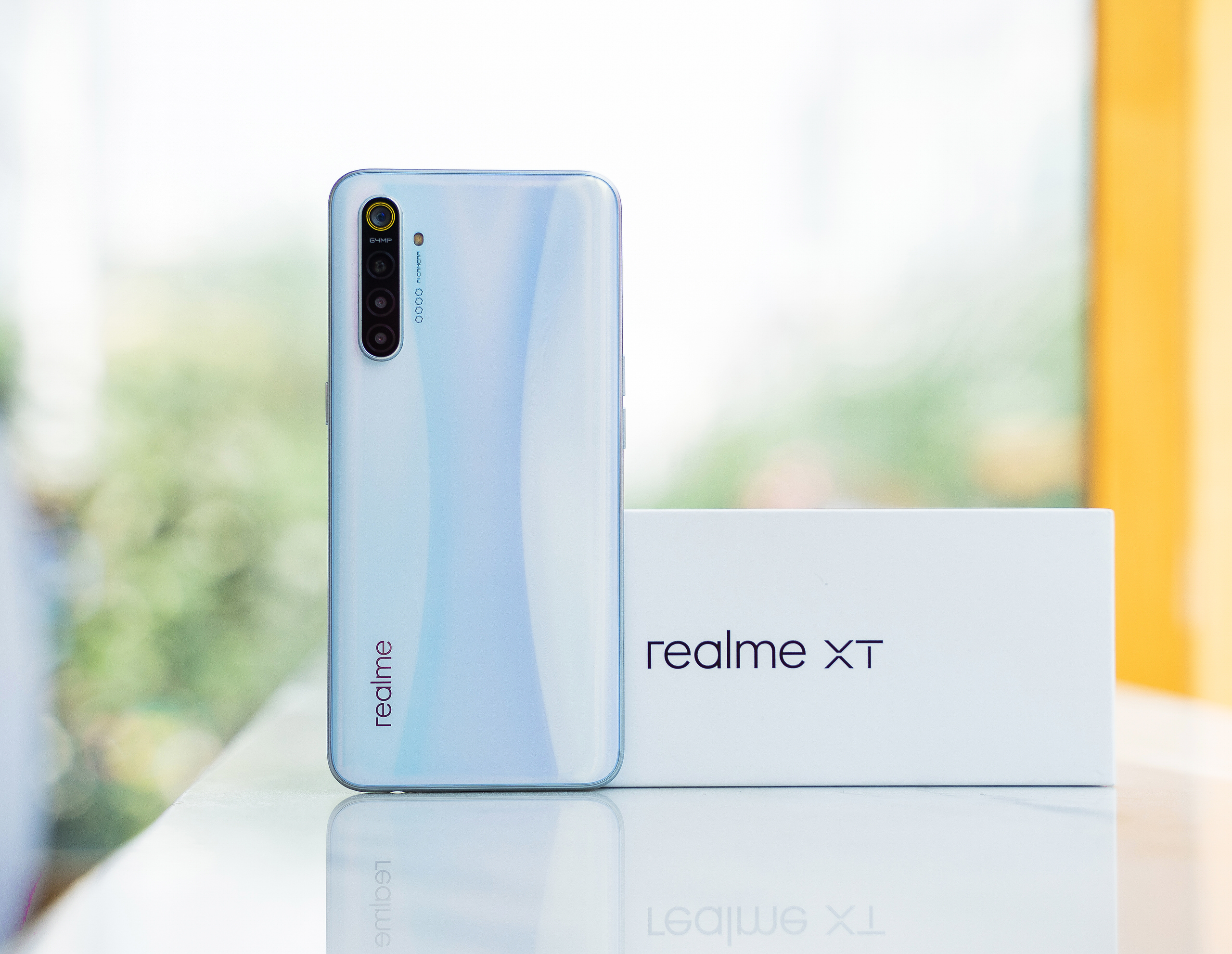 Mở hộp và trên tay Realme XT: Cảm biến 64MP, bốn camera sau, thiết kế đẹp mắt