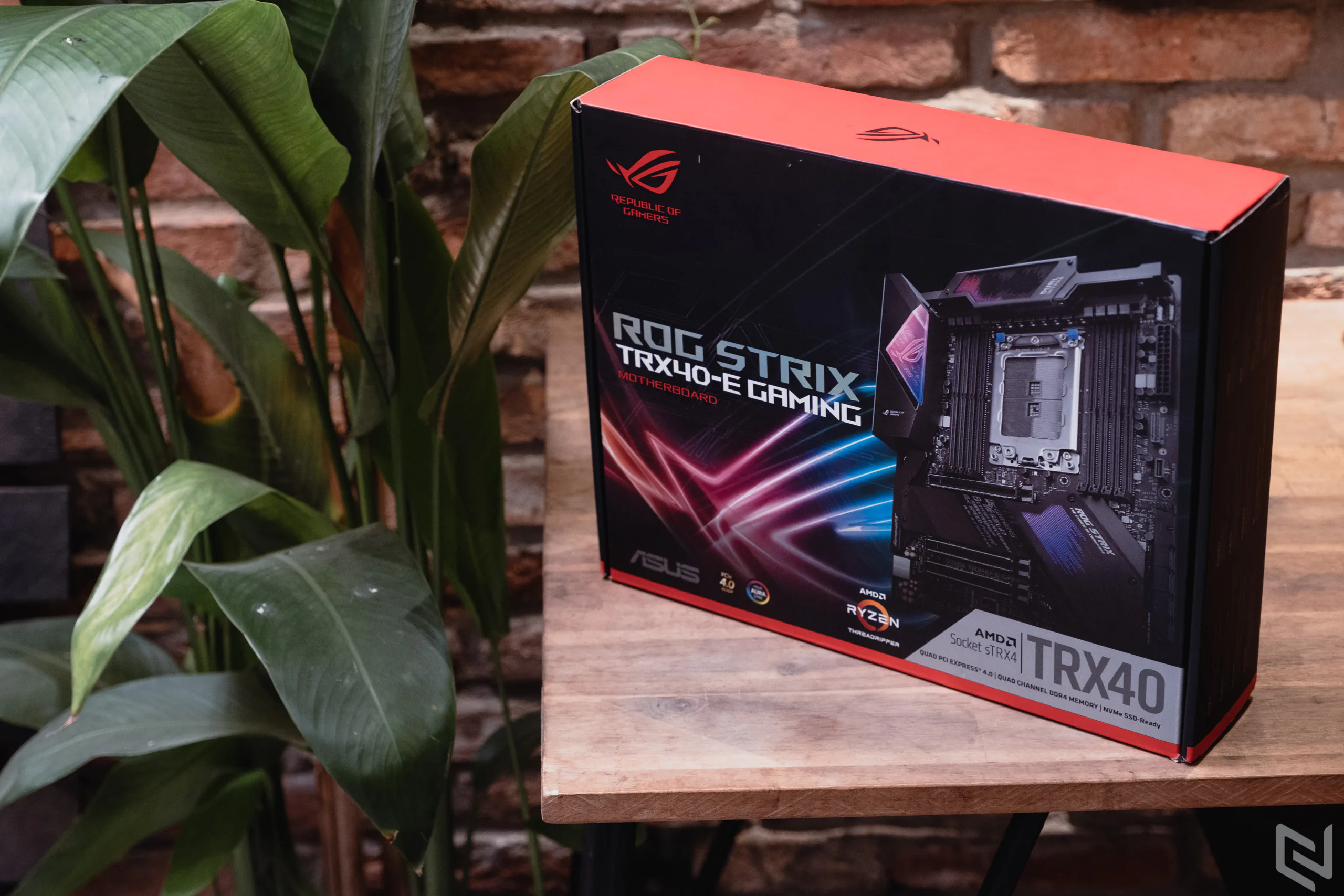 Mở hộp mainboard ROG Strix TRX40-E Gaming: Thiết kế cực ngầu, màn hình OLED tuỳ biến cực chất