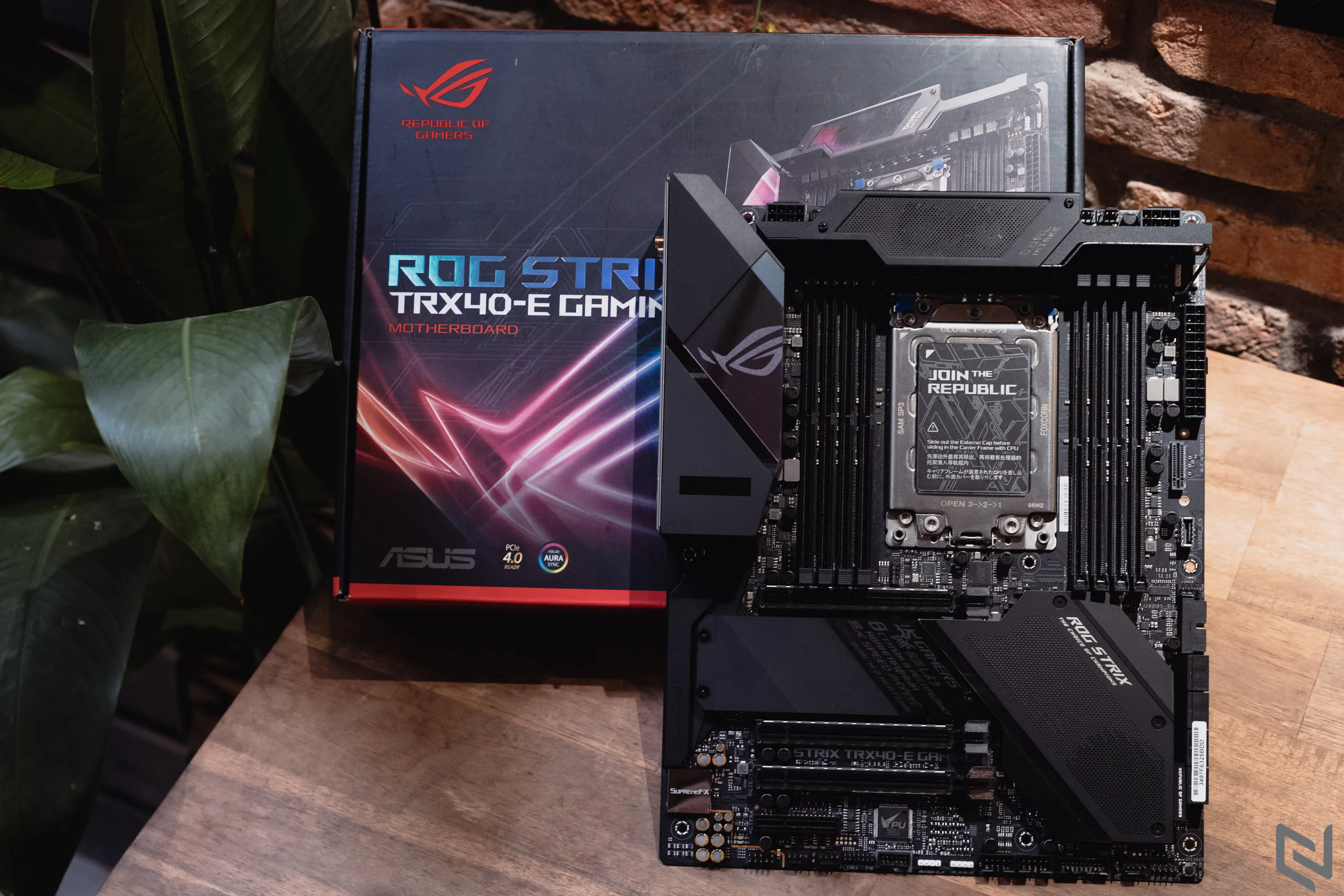 Mở hộp mainboard ROG Strix TRX40-E Gaming: Thiết kế cực ngầu, màn hình OLED tuỳ biến cực chất
