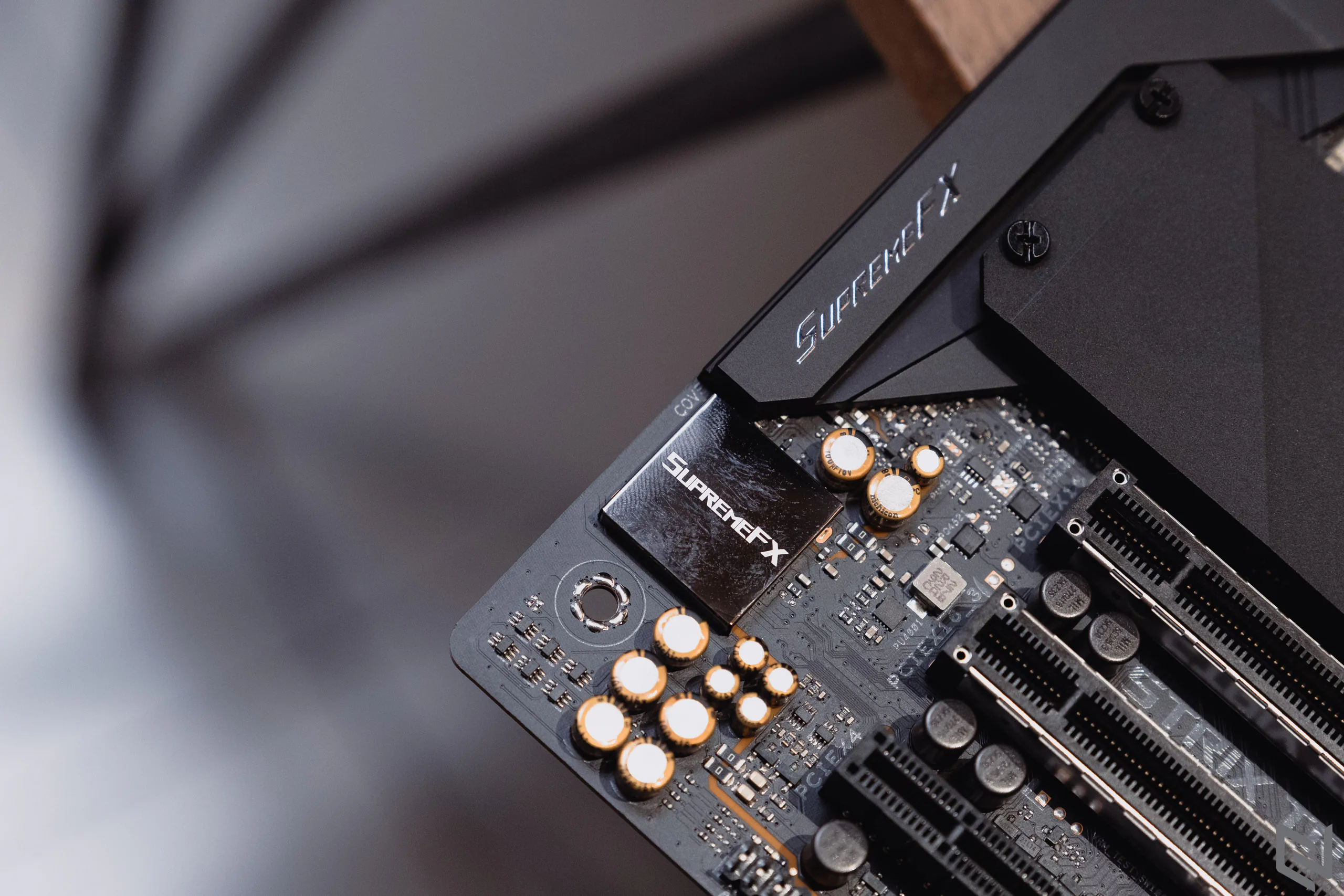 Mở hộp mainboard ROG Strix TRX40-E Gaming: Thiết kế cực ngầu, màn hình OLED tuỳ biến cực chất