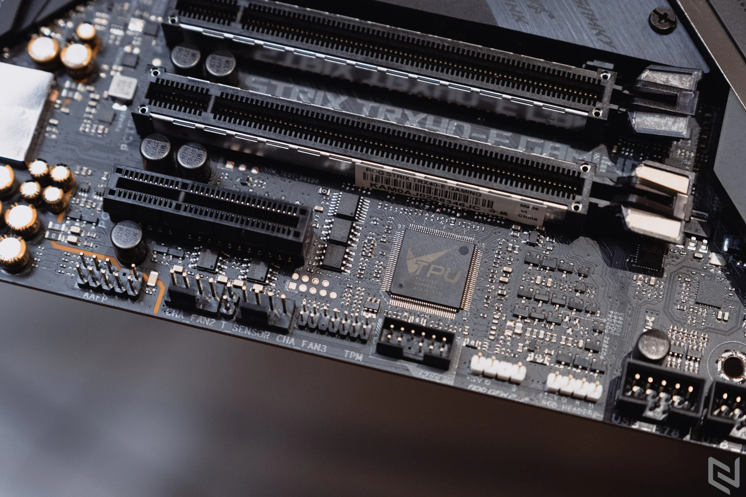 Mở hộp mainboard ROG Strix TRX40-E Gaming: Thiết kế cực ngầu, màn hình OLED tuỳ biến cực chất