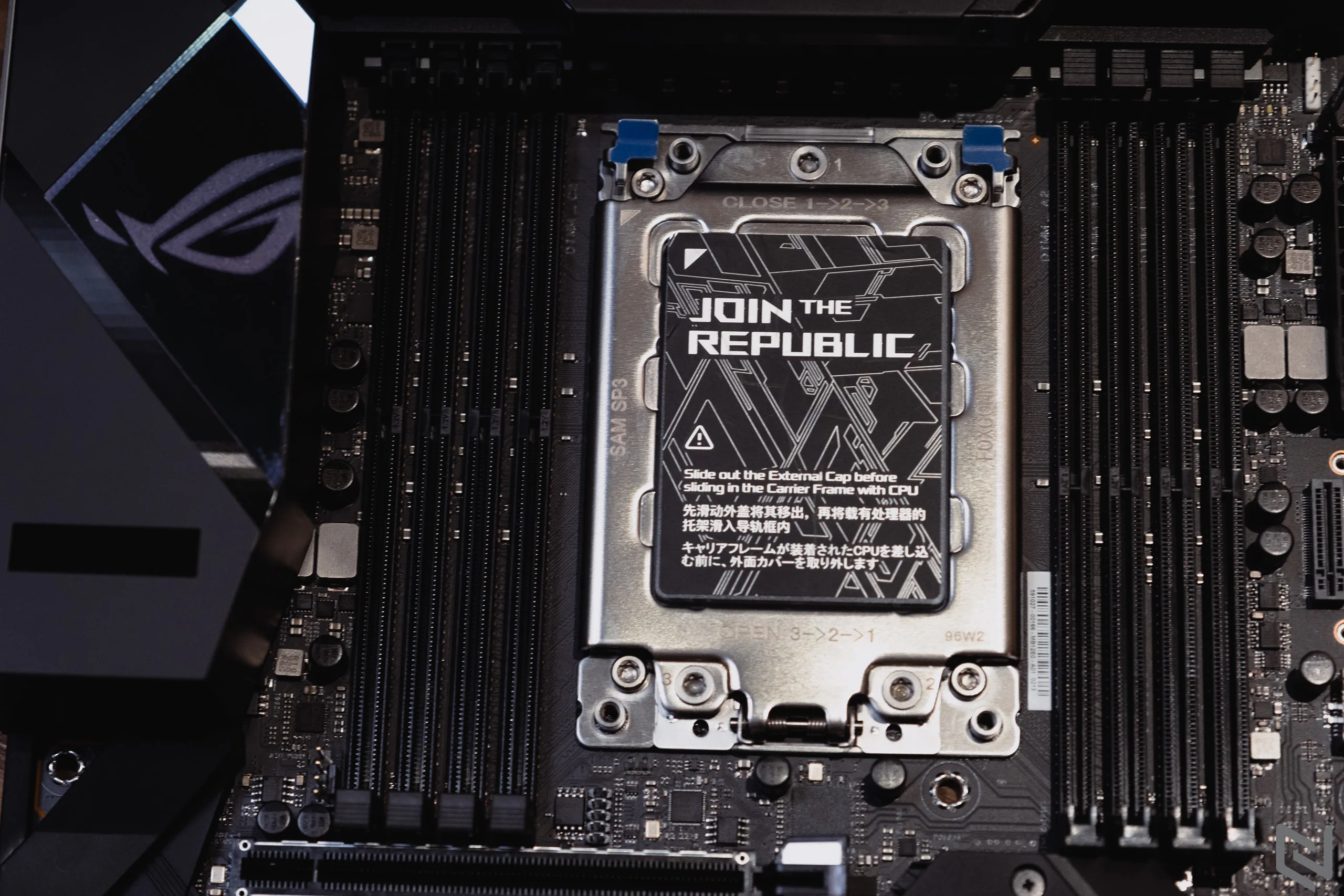 Mở hộp mainboard ROG Strix TRX40-E Gaming: Thiết kế cực ngầu, màn hình OLED tuỳ biến cực chất