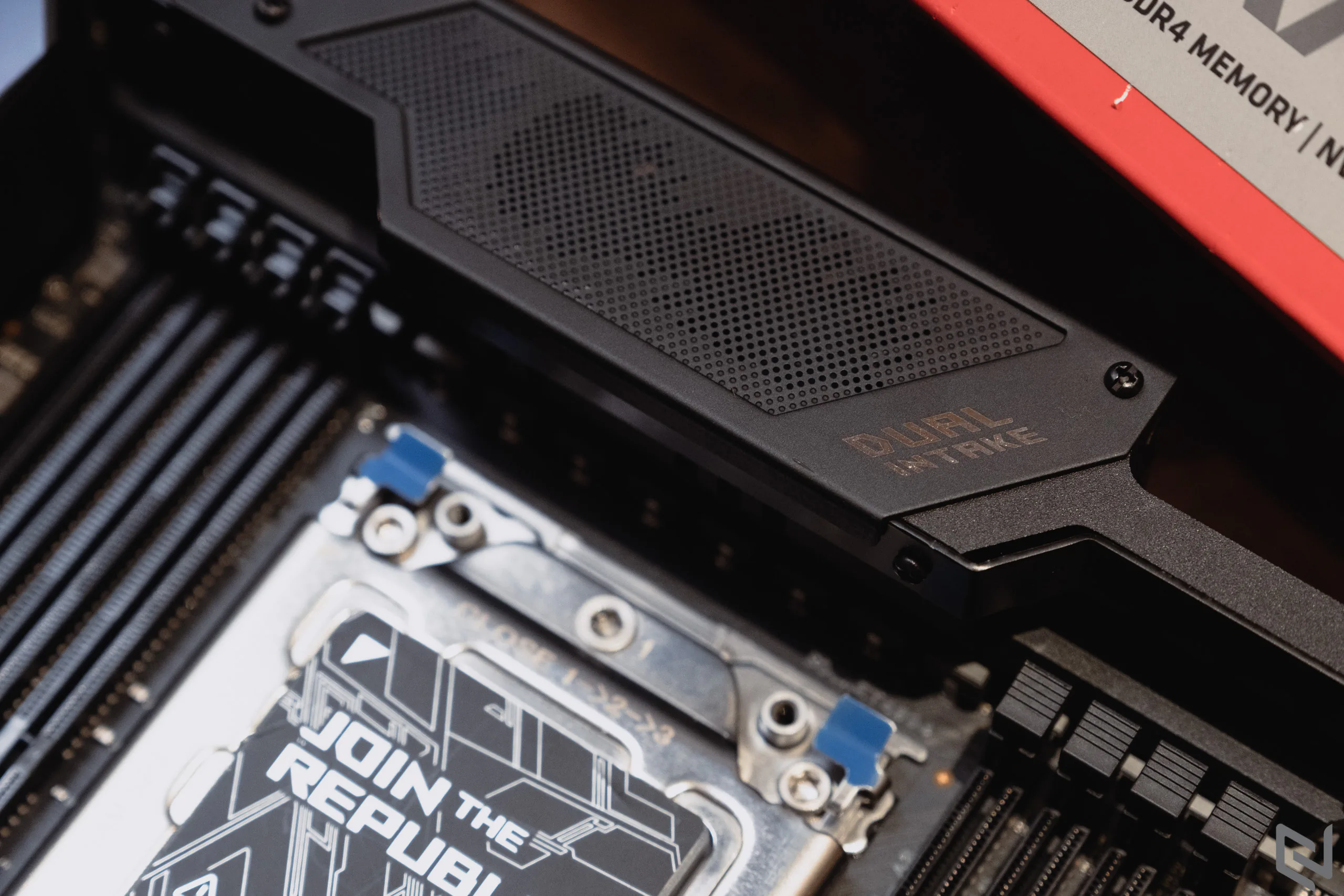 Mở hộp mainboard ROG Strix TRX40-E Gaming: Thiết kế cực ngầu, màn hình OLED tuỳ biến cực chất