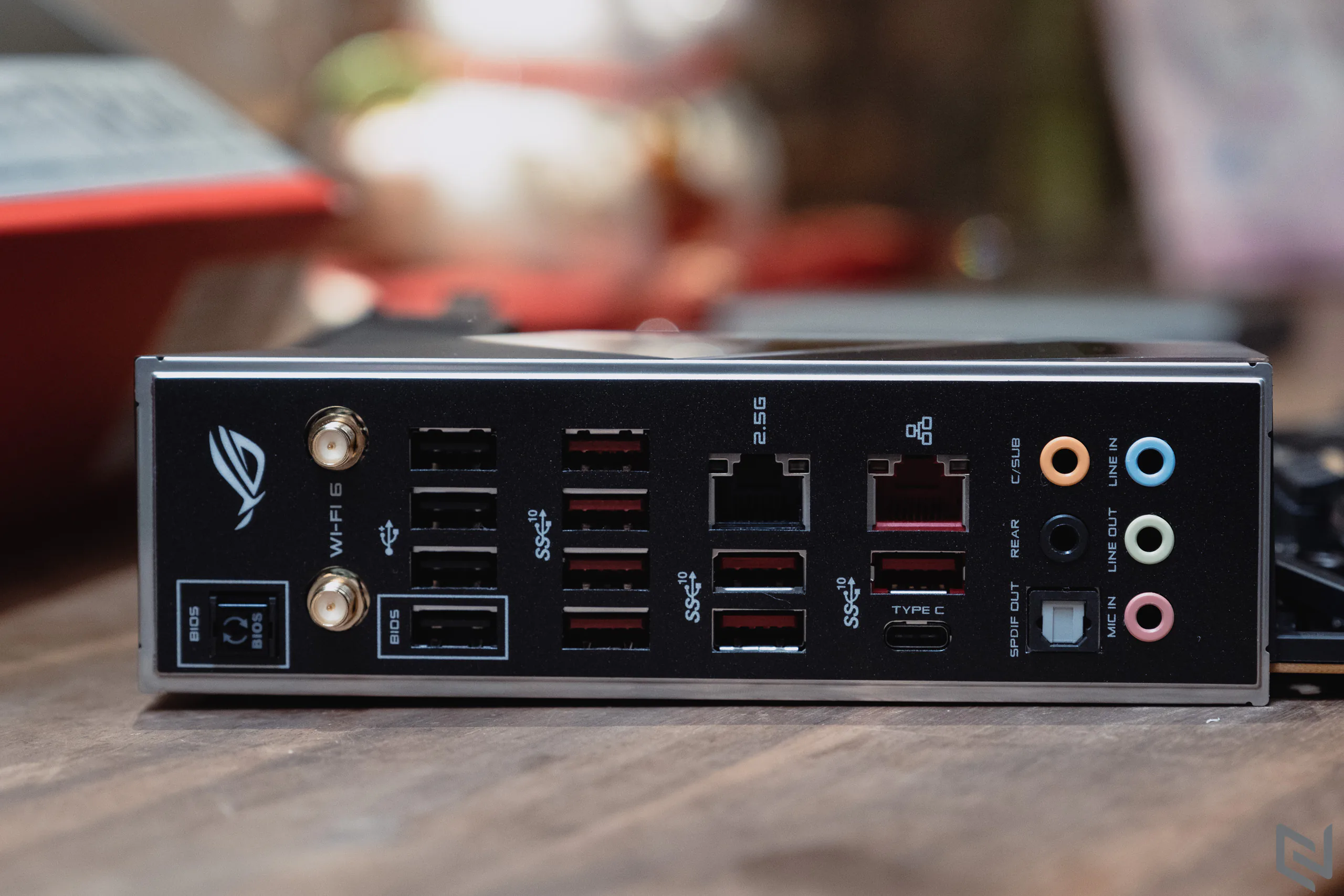 Mở hộp mainboard ROG Strix TRX40-E Gaming: Thiết kế cực ngầu, màn hình OLED tuỳ biến cực chất