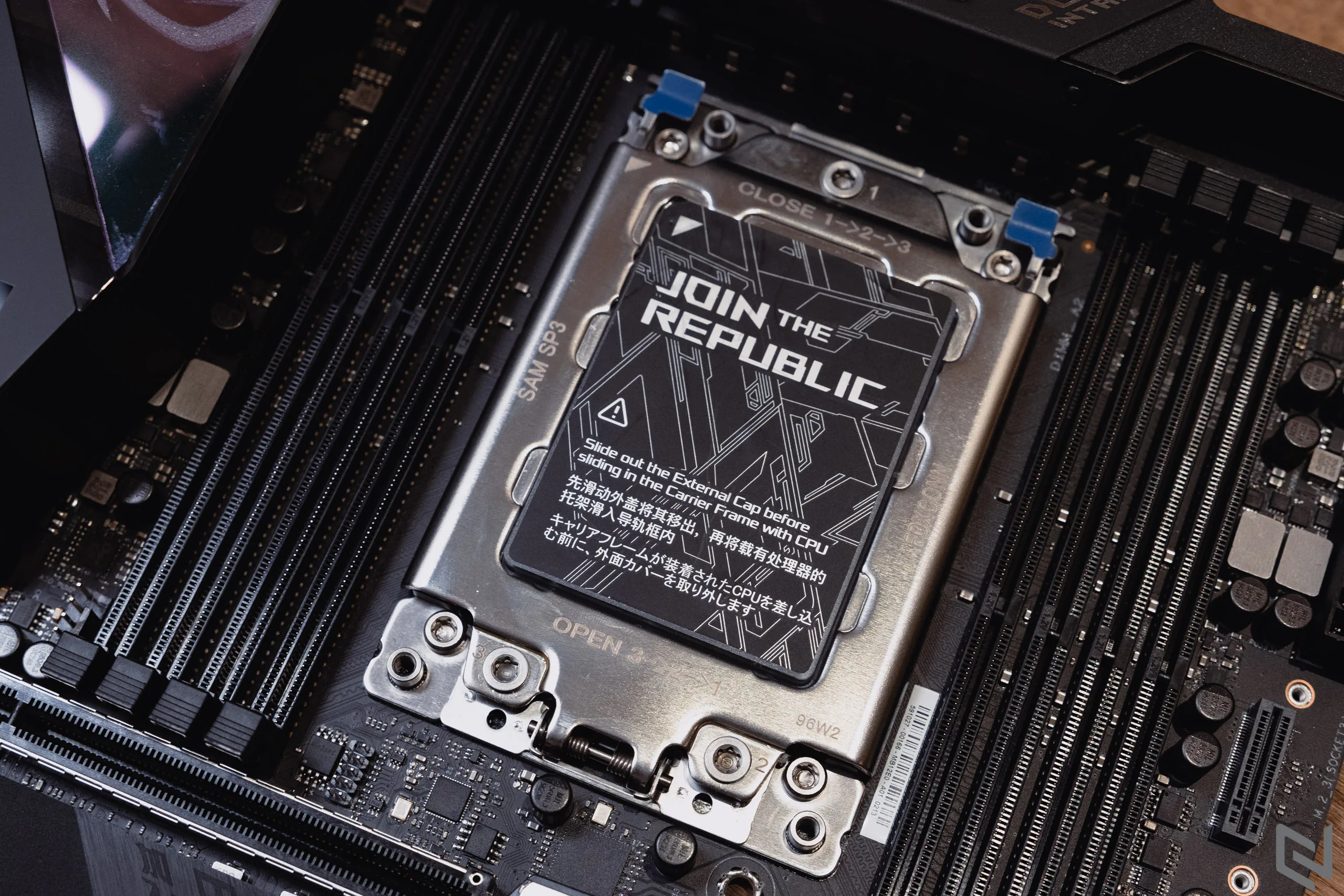 Mở hộp mainboard ROG Strix TRX40-E Gaming: Thiết kế cực ngầu, màn hình OLED tuỳ biến cực chất