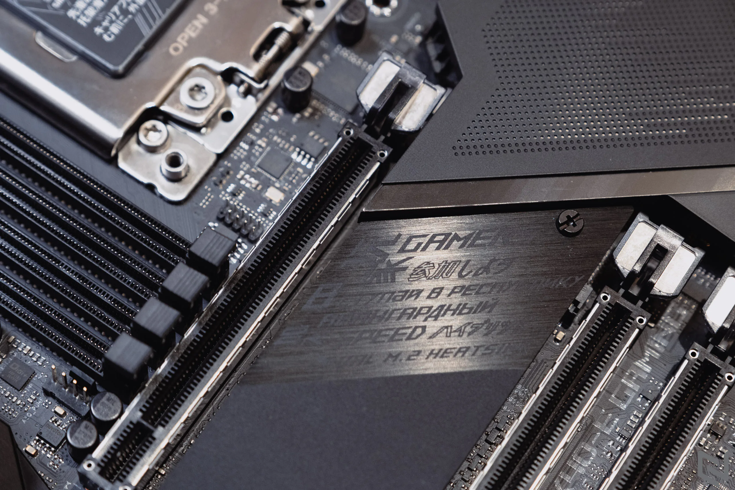 Mở hộp mainboard ROG Strix TRX40-E Gaming: Thiết kế cực ngầu, màn hình OLED tuỳ biến cực chất