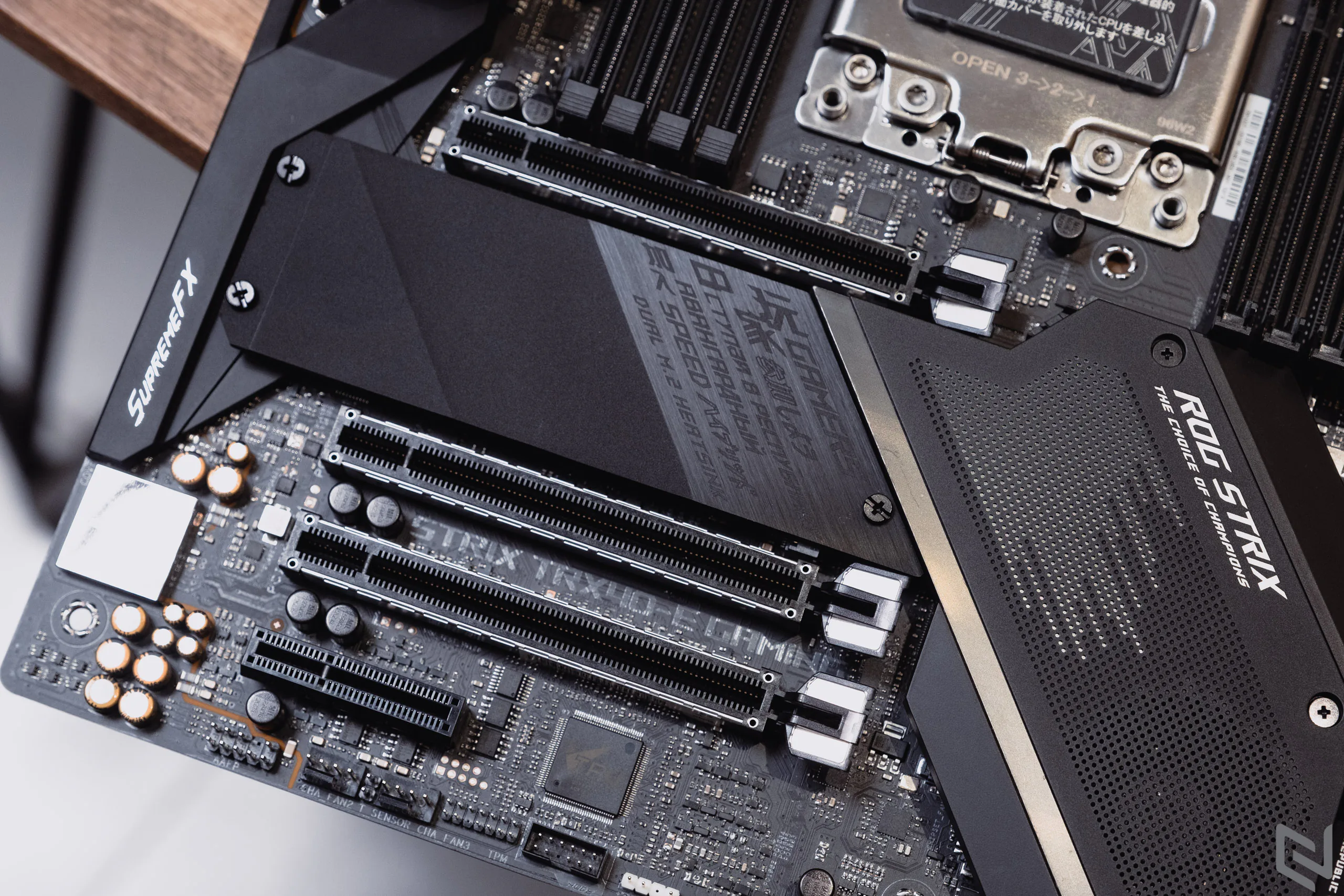 Mở hộp mainboard ROG Strix TRX40-E Gaming: Thiết kế cực ngầu, màn hình OLED tuỳ biến cực chất