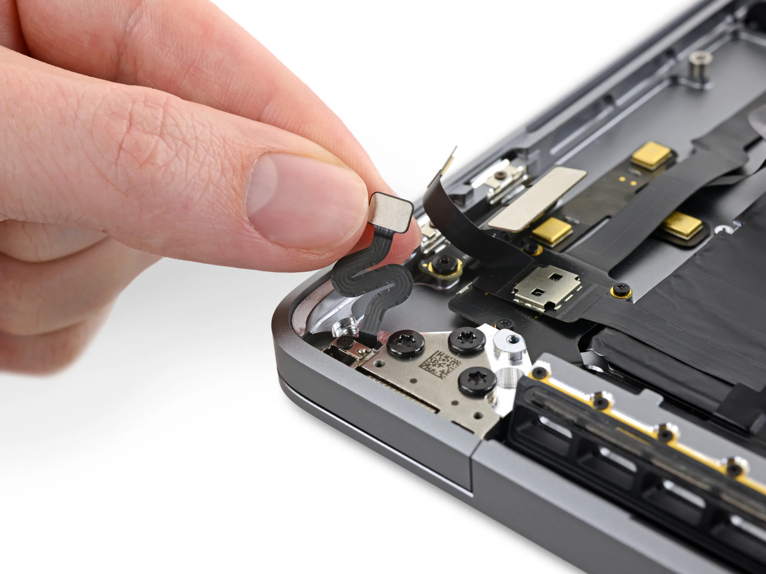 Tháo tung MacBook Pro 16-inch cùng iFixit: Pin lớn hơn, loa lớn hơn, không thể nâng cấp cấu hình bổ sung
