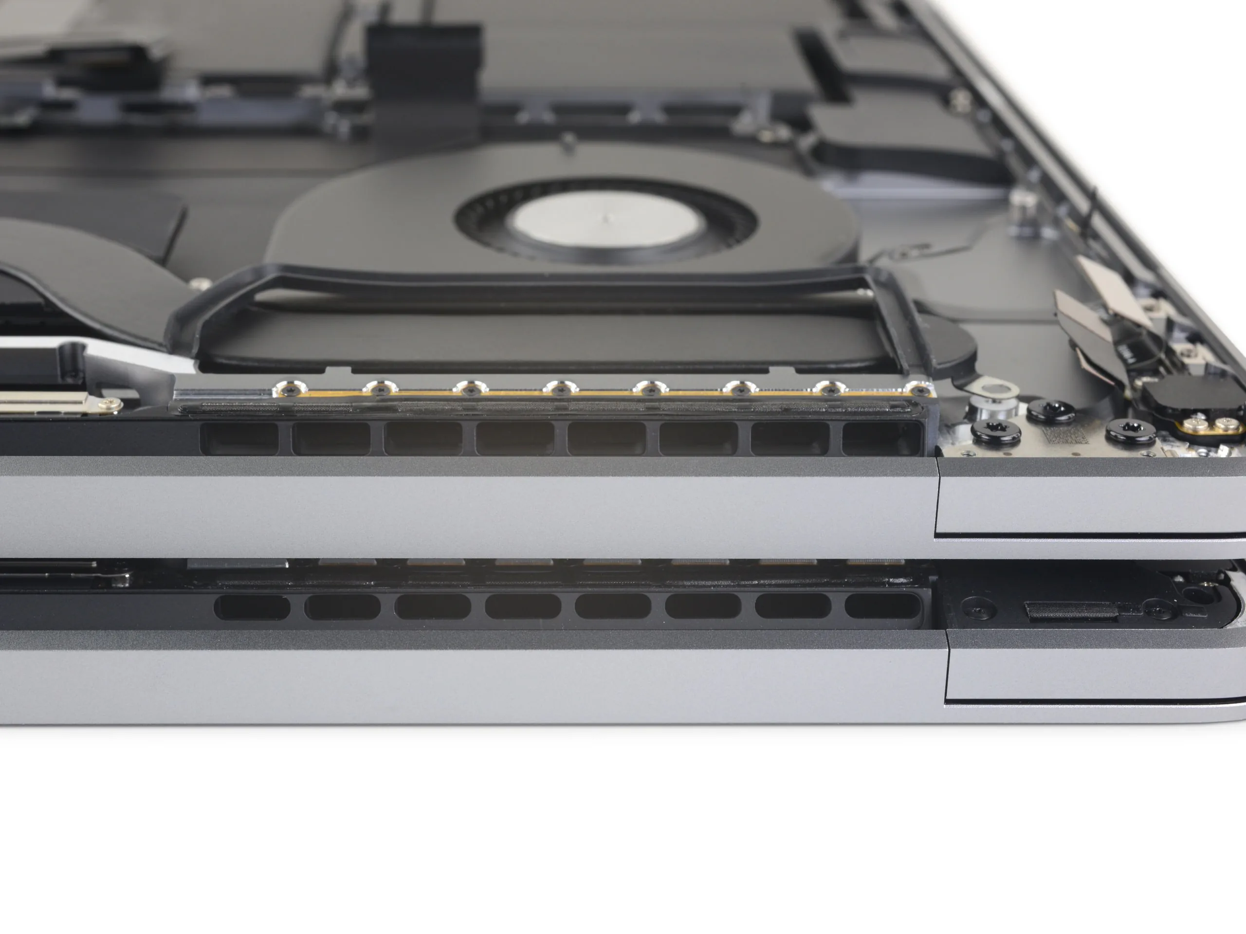 Tháo tung MacBook Pro 16-inch cùng iFixit: Pin lớn hơn, loa lớn hơn, không thể nâng cấp cấu hình bổ sung