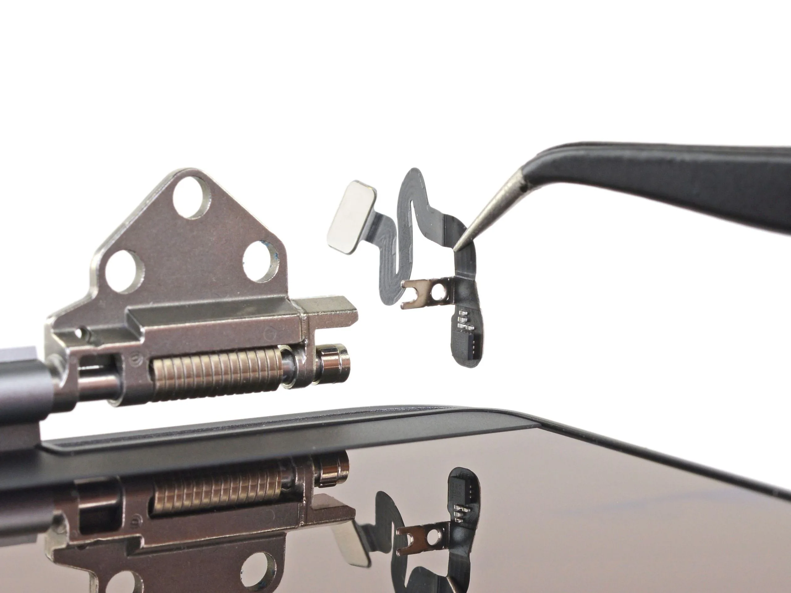 Tháo tung MacBook Pro 16-inch cùng iFixit: Pin lớn hơn, loa lớn hơn, không thể nâng cấp cấu hình bổ sung